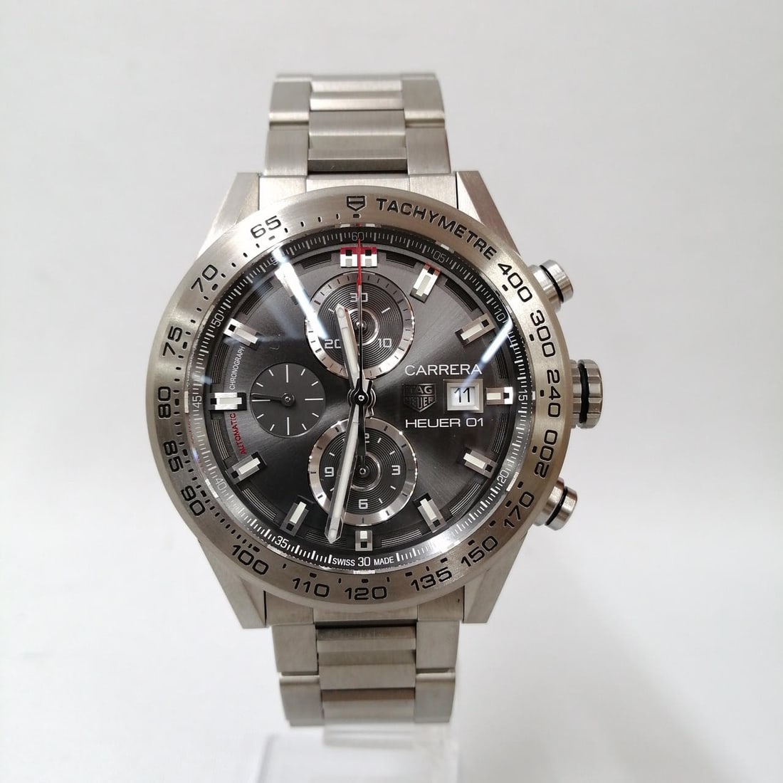 Mens TAG Heuer Carrera Heuer 01 Titanium Wristwatch CAR208Z.BF0719: Mens TAG Heuer Carrera Heuer 01 Titanium Wristwatch CAR208Z.BF0719 Pre-owned TAG Heuer Carrera Calibre Heuer 01 men's wristwatch with an automatic Cal. Heuer 01 movement. This Swiss-made watch feature