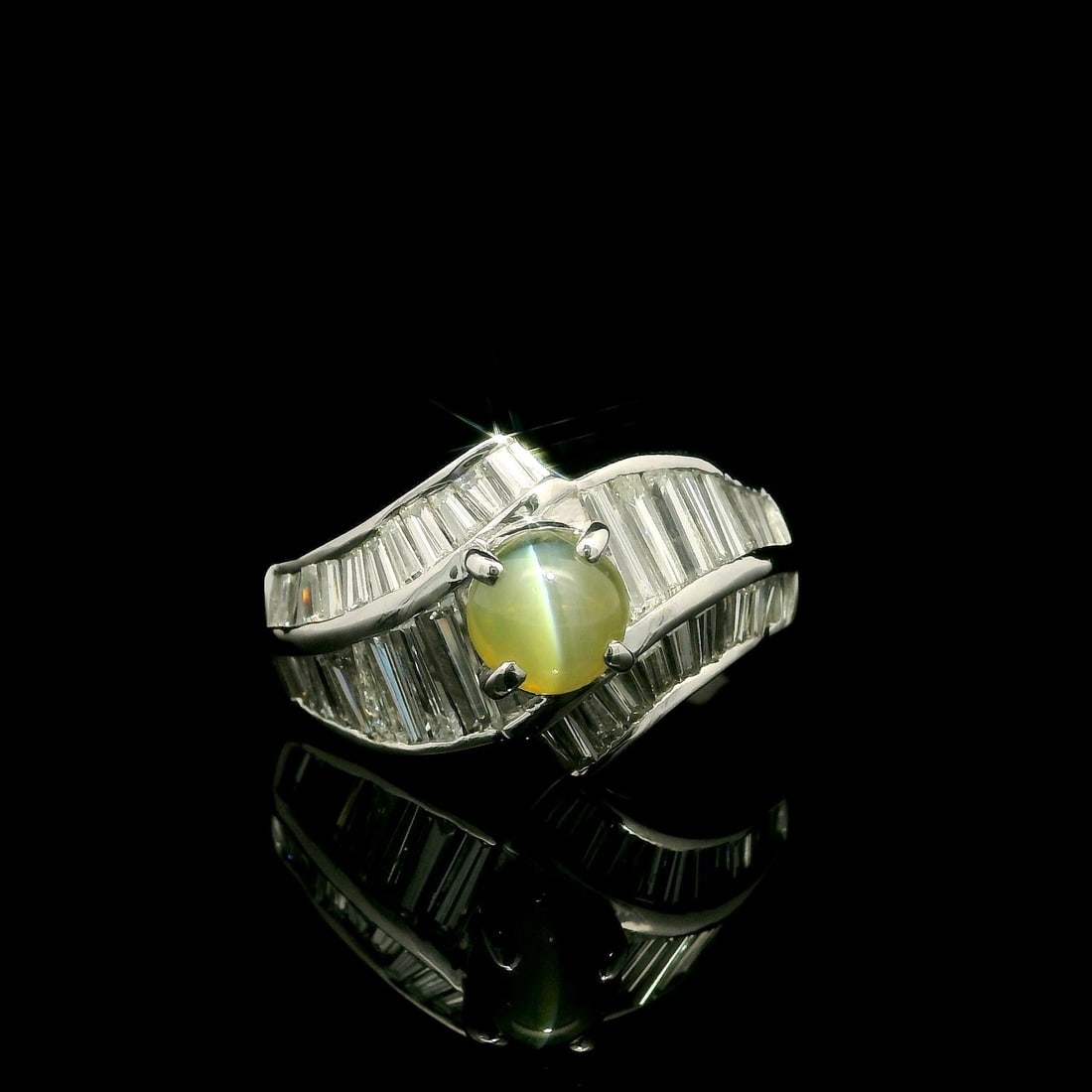 Vintage Platinum 3.02ctw Cat's Eye Chrysoberyl Diamond Band Ring: Vintage Platinum 3.02ctw Cat's Eye Chrysoberyl Diamond Band Ring This stunning vintage band ring features a captivating 3.02ctw natural Cat's Eye Chrysoberyl, elegantly complemented by baguette diamon