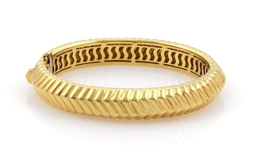 Tiffany & Co. Fancy Ribbed 18k Yellow Gold Bangle Bracelet: Tiffany & Co. Fancy Ribbed 18k Yellow Gold Bangle Bracelet Signed Tiffany & Co. fancy ribbed design bangle bracelet in solid 18k yellow gold. This original bracelet features a sculptural ribbed design