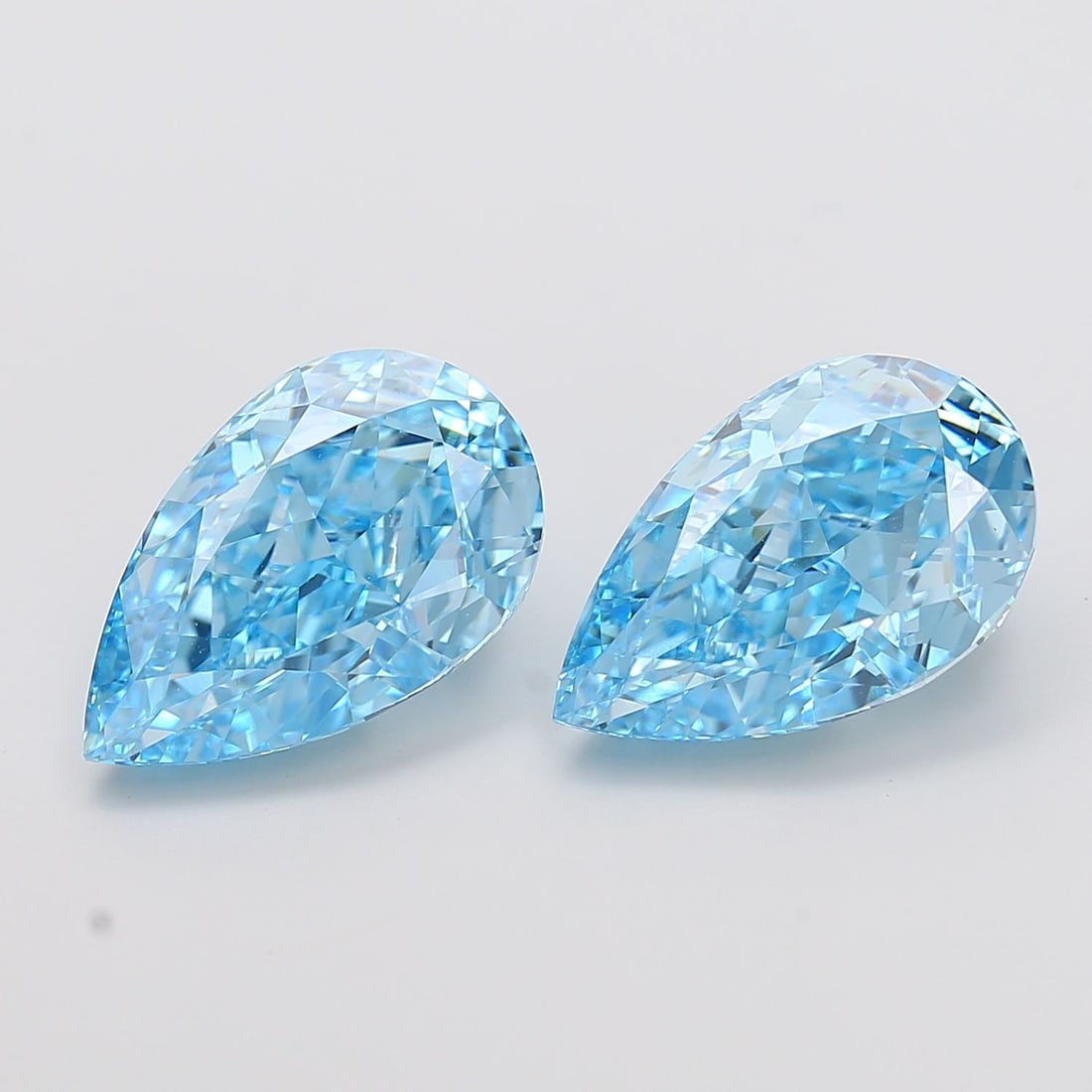 Loose Diamond - PEAR 7.07ct Fancy Vivid Blue VVS2: Loose Diamond - PEAR 7.07ct Fancy Vivid Blue VVS2 Source: This is a real non-mined Diamond that has been grown in a lab Shape: PEAR Carats: 7.07 Color: Fancy Vivid Blue Certification: IGI Video: