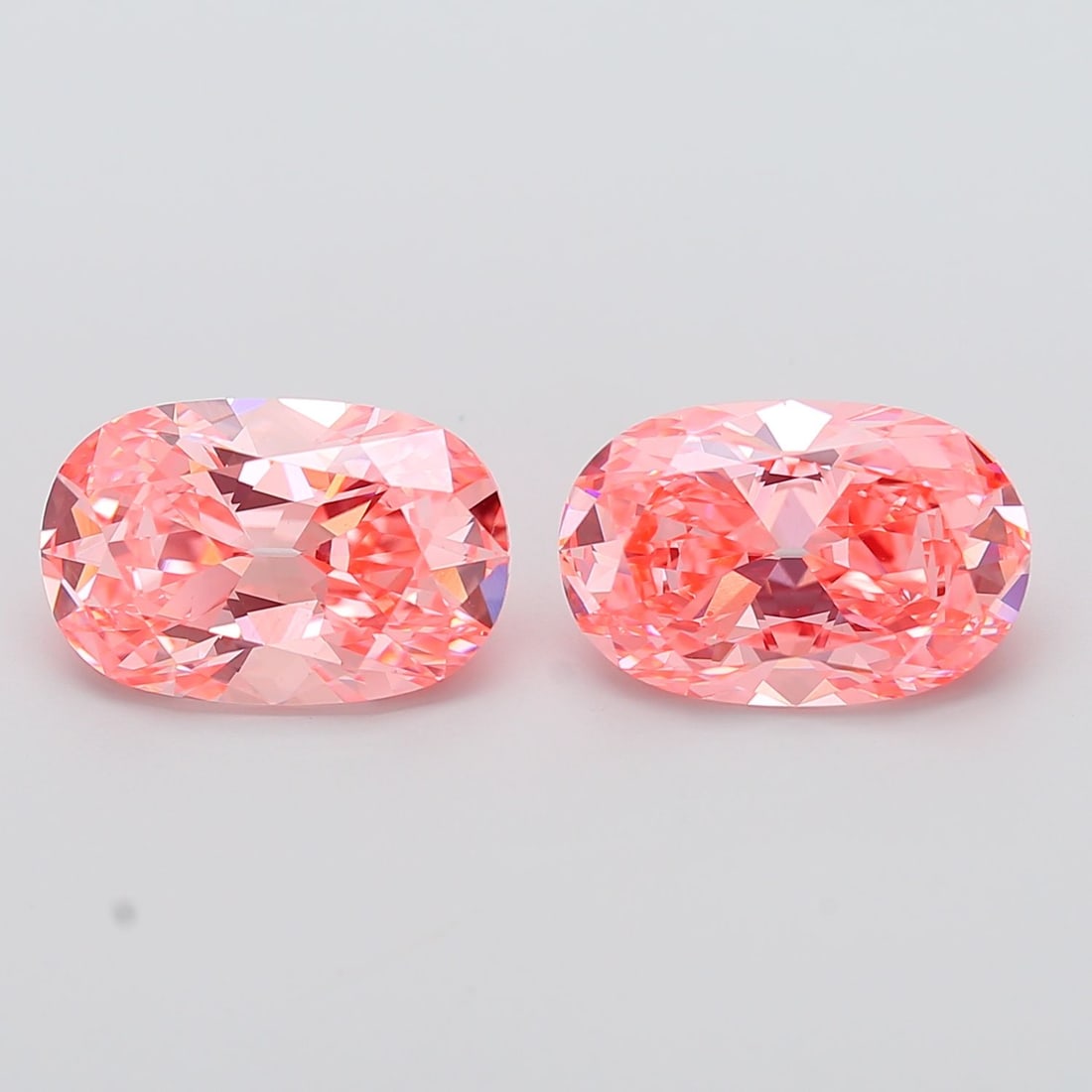 Loose Diamond - CUSHION BRILLIANT 5.02ct Fancy Vivid Pink VS1: Loose Diamond - CUSHION BRILLIANT 5.02ct Fancy Vivid Pink VS1 Source: This is a real non-mined Diamond that has been grown in a lab Shape: CUSHION BRILLIANT Carats: 5.02 Color: Fancy Vivid Pink Certif