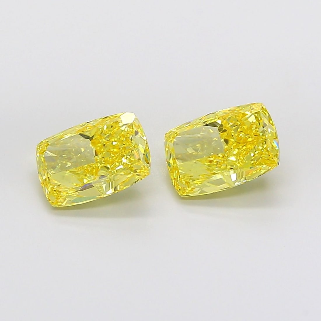 Loose Diamond - CUSHION MODIFIED 4.66ct Fancy Vivid Yellow VS1: Loose Diamond - CUSHION MODIFIED 4.66ct Fancy Vivid Yellow VS1 Source: This is a real non-mined Diamond that has been grown in a lab Shape: CUSHION MODIFIED Carats: 4.66 Color: Fancy Vivid Yellow Cert