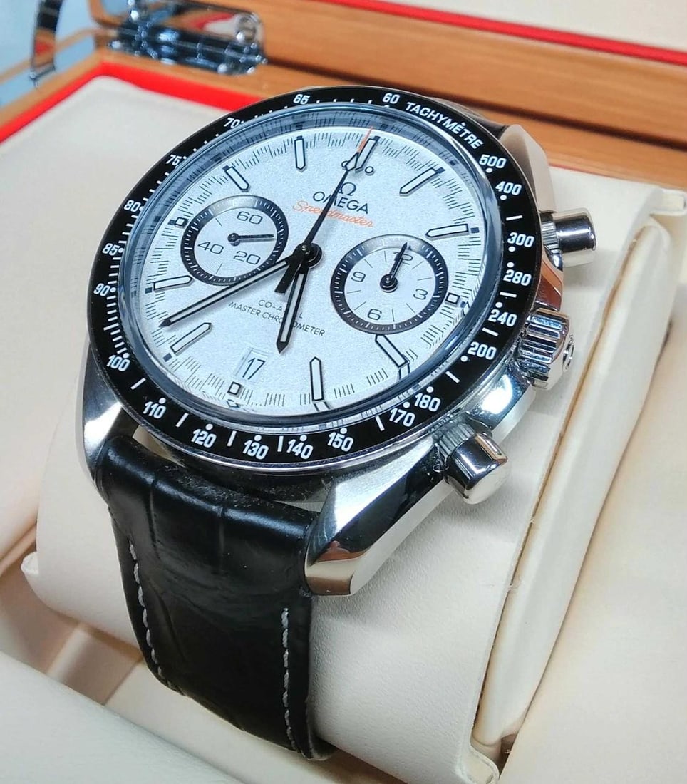 OMEGA Co-Axial 9900 32933445104001 Speedmaster men's automatic watch: OMEGA Co-Axial 9900 32933445104001 Speedmaster men's automatic watch Pre-owned men's OMEGA Speedmaster Co-Axial wristwatch with automatic movement, stainless steel case, leather strap, sapphire glass,