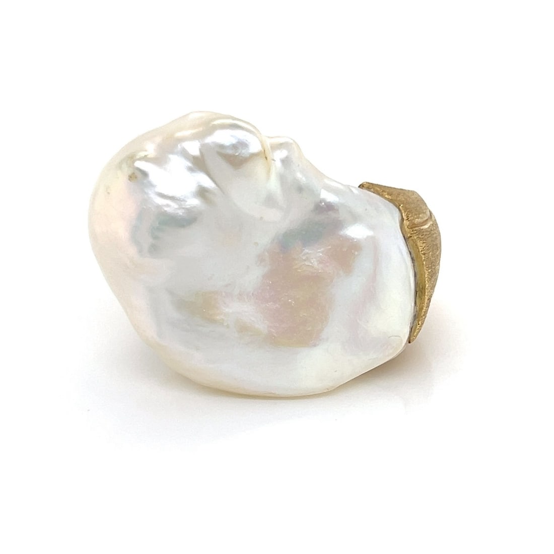 Yvel Satin Sea Sculptural Ring 18k Gold Baroque Freshwater Pearl Size 6: Yvel Satin Sea Sculptural Ring 18k Gold Baroque Freshwater Pearl Size 6 Pre-owned Yvel Satin Sea Baroque Pearl sculptural ring crafted in 18k yellow gold. This signed fine jewelry piece features a bar