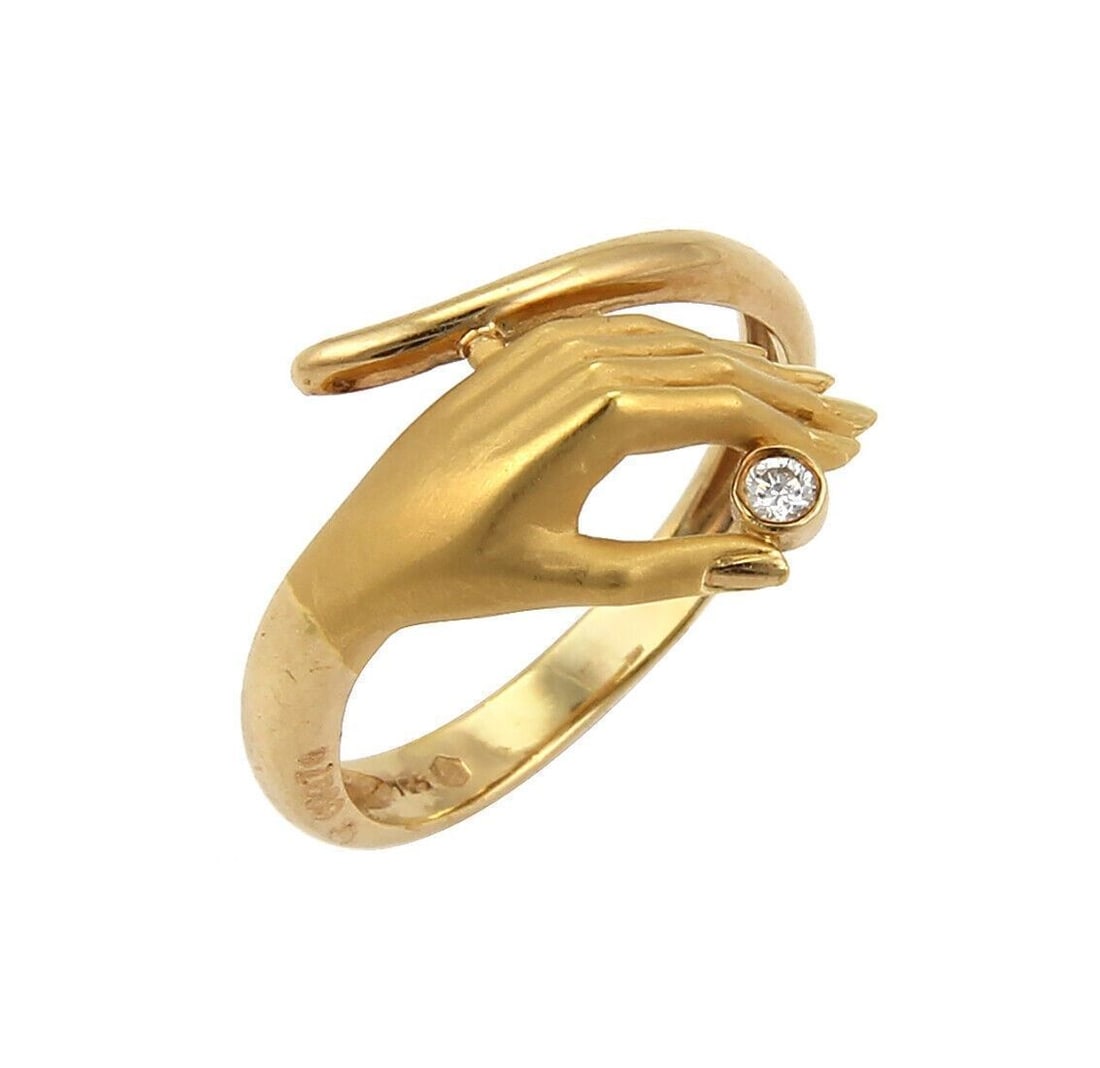 Carrera y Carrera Sculptural 18k Yellow Gold Diamond Band Ring 5.5: Carrera y Carrera Sculptural 18k Yellow Gold Diamond Band Ring 5.5 Pre-owned Carrera y Carrera band ring in 18k yellow gold with a sculptural contoured design and one natural diamond accent. Signed an
