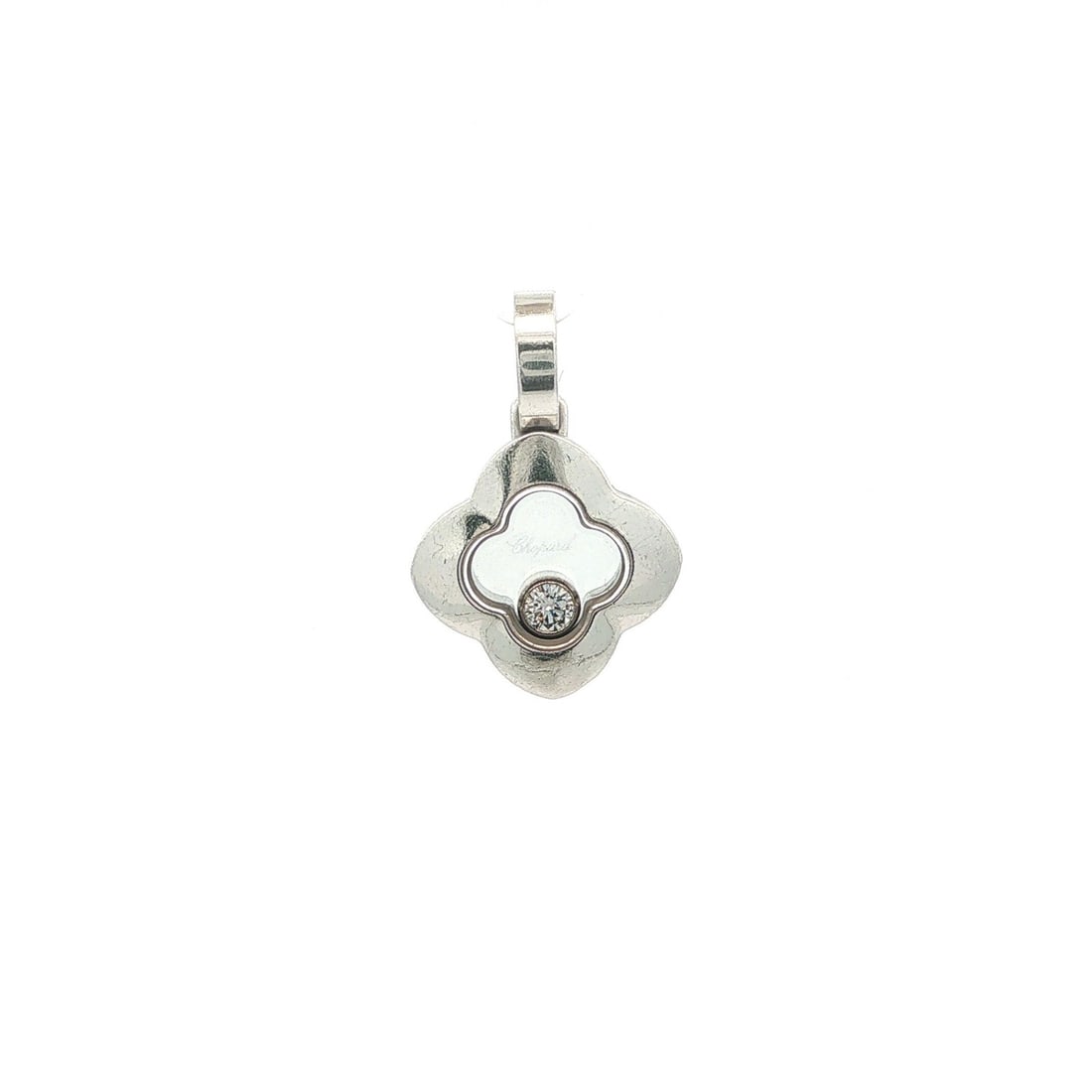 Chopard Happy Diamond Petite Quatrefoil 18k White Gold Pendant: Chopard Happy Diamond Petite Quatrefoil 18k White Gold Pendant Pre-owned Chopard Happy Diamond petite quatrefoil floating pendant crafted in solid 18k white gold. The design features one natural round