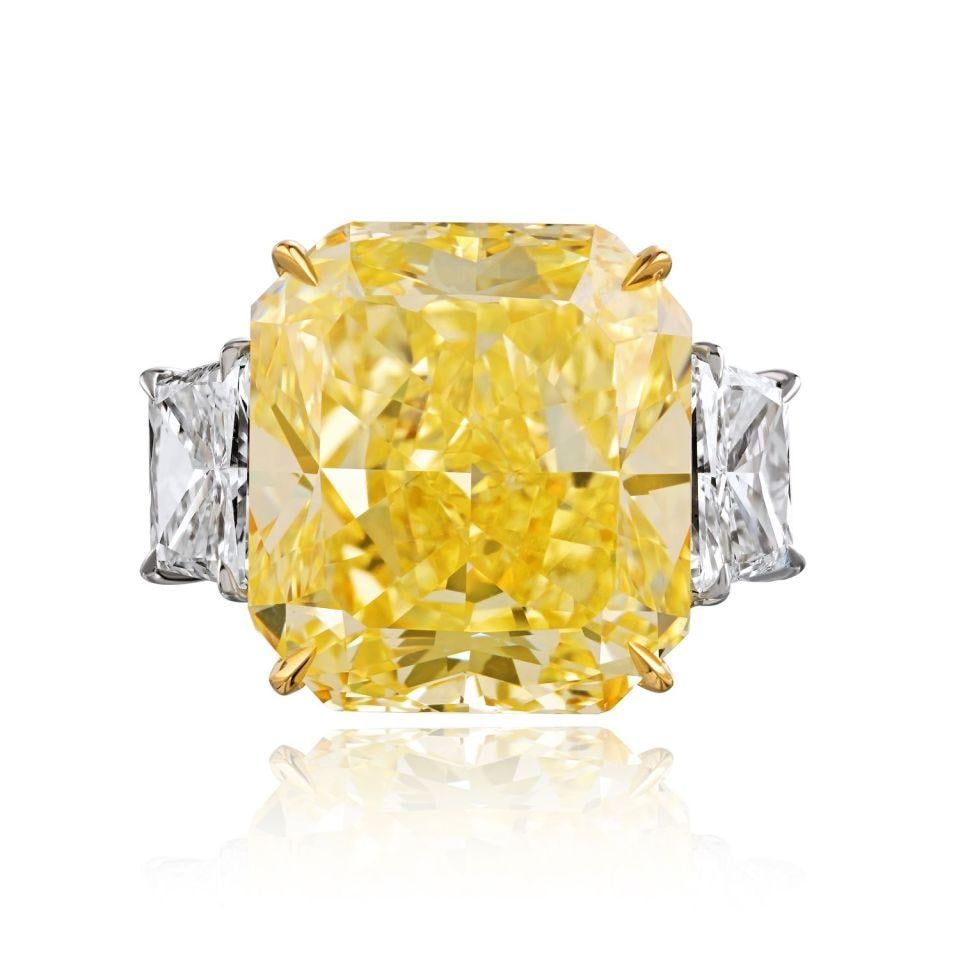 GIA Certified 20.02 Ct Fancy Yellow Radiant Diamond Three Stone Ring VVS1: GIA Certified 20.02 Ct Fancy Yellow Radiant Diamond Three Stone Ring VVS1 Pre-owned three-stone engagement ring featuring a 20.02 ct GIA-certified Fancy Yellow radiant cut center diamond with VVS1 cla