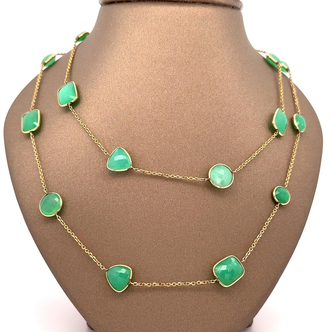 14k Yellow Gold Multi-Shape Green Stone Chain Necklace 20 Inches: 14k Yellow Gold Multi-Shape Green Stone Chain Necklace 20 Inches This exquisite long wrap chain necklace is crafted from solid 14k yellow gold, showcasing a stunning array of (20) natural green stones