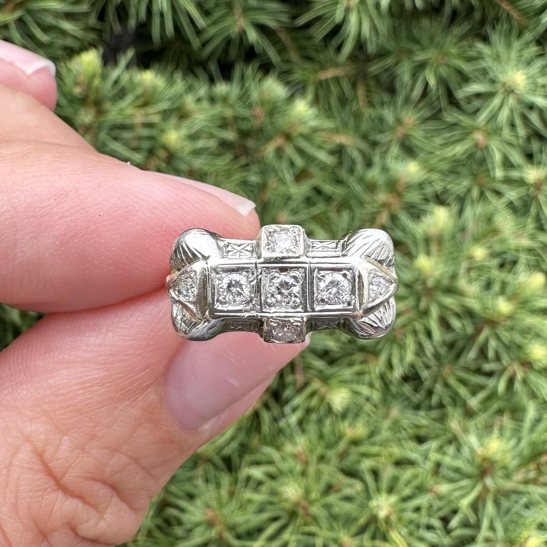 Antique Art Deco 17k-18k White Gold Diamond Wheat Band Ring: Antique Art Deco 17k-18k White Gold Diamond Wheat Band Ring This exquisite Antique Art Deco band ring showcases a unique East West design, elegantly crafted from solid white gold. Featuring seven natu