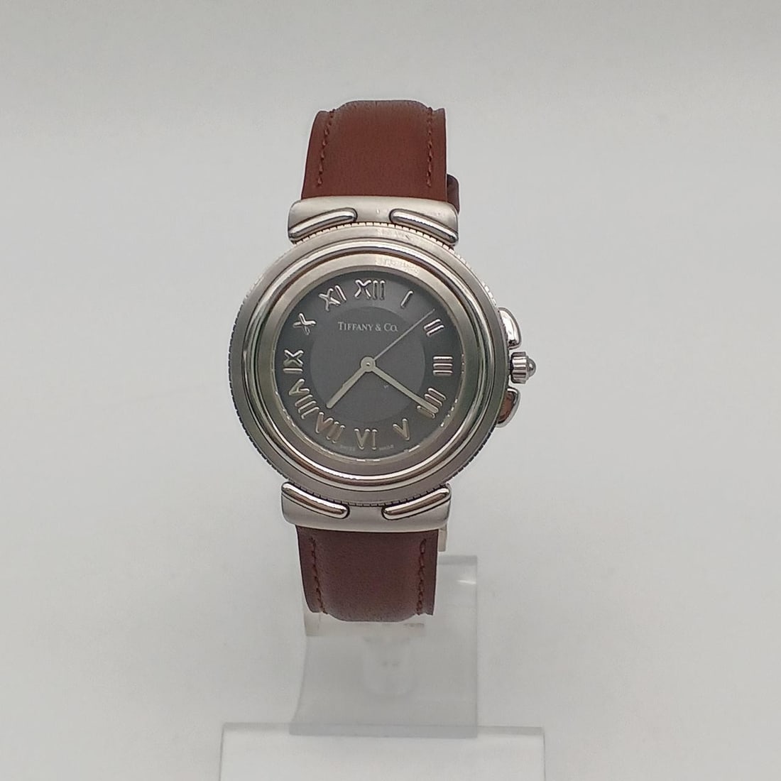 TIFFANY&Co. M081 Intaglio men's quartz wristwatch aftermarket band: TIFFANY&Co. M081 Intaglio men's quartz wristwatch aftermarket band Pre-owned men's wristwatch by TIFFANY&Co., model M081. This quartz watch is identified as the Intaglio style and is of Swiss origin. 