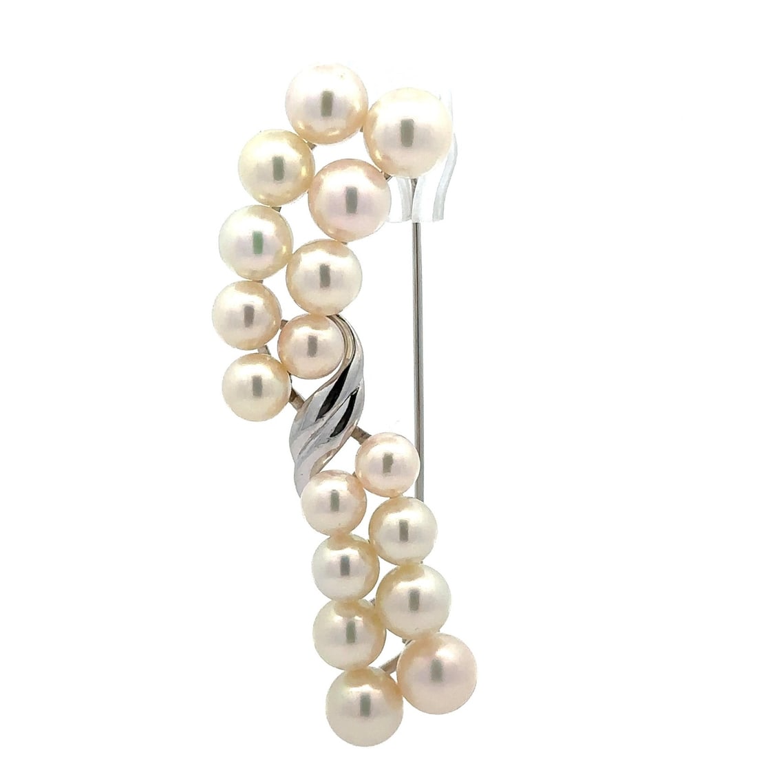 Mikimoto Vintage 17-18k White Gold Pearl Cluster Bow Brooch: Mikimoto Vintage 17-18k White Gold Pearl Cluster Bow Brooch This exquisite vintage brooch features a stunning cluster of 17 genuine cultured pearls, each showcasing a beautiful round shape and a white