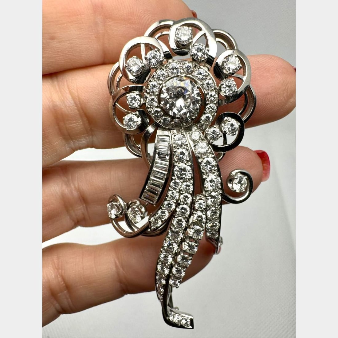 Art Deco Platinum Diamond Brooch 6.24 Ct E VVS1 2.75 in: Art Deco Platinum Diamond Brooch 6.24 Ct E VVS1 2.75 in This exquisite Art Deco brooch is crafted in platinum and features a stunning arrangement of diamonds. The centerpiece is a 1.24 Ct. diamond, gr