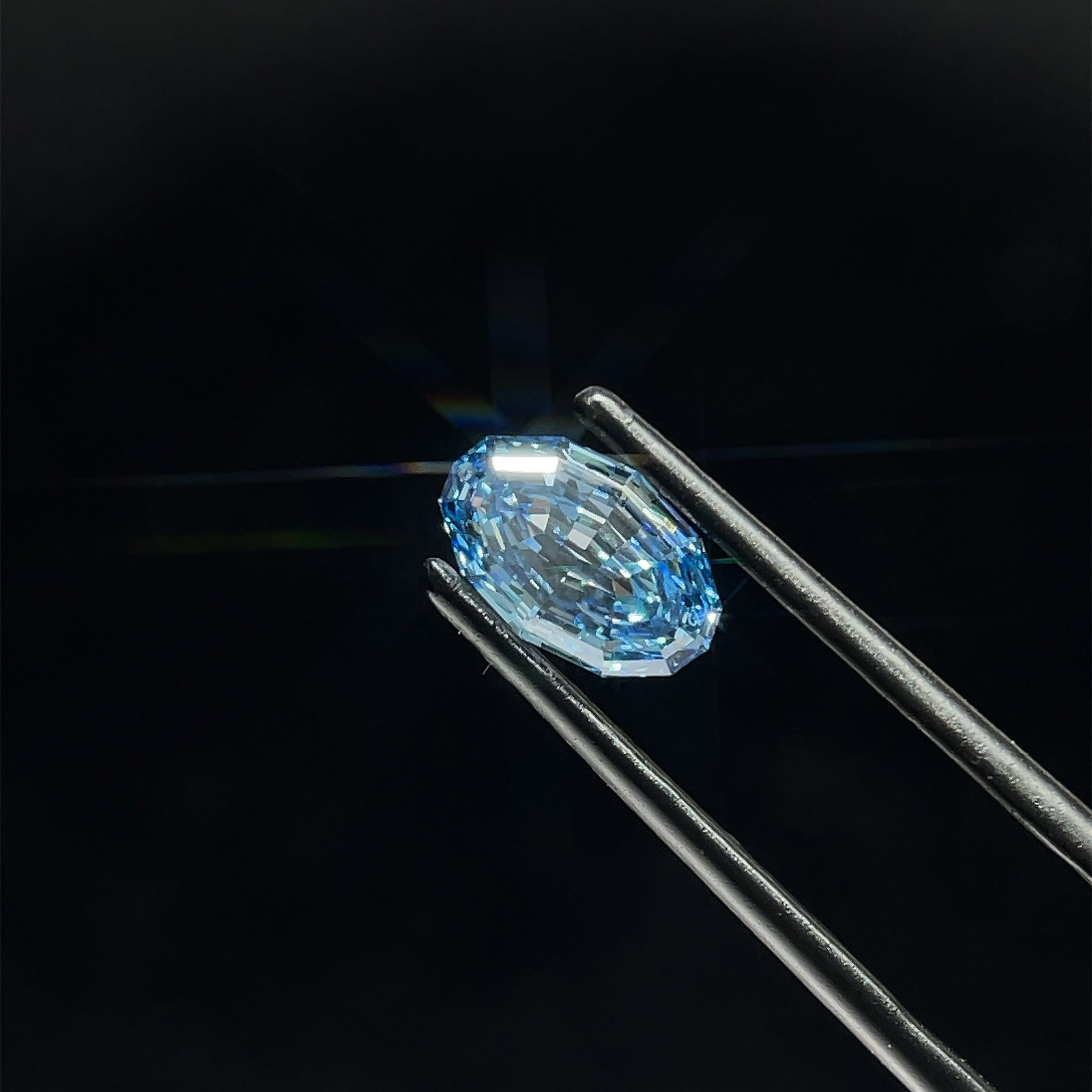 Loose Diamond - OVAL 1.31ct Blue VS1: Loose Diamond - OVAL 1.31ct Blue VS1 Source: This is a real non-mined Diamond that has been grown in a lab Shape: OVAL Carats: 1.31 Color: Blue Certification: NONE The Diamond Depot Guarantee: All