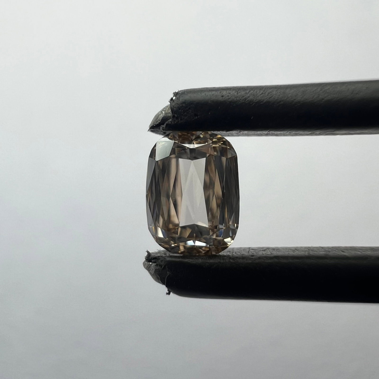 Loose Diamond - CUSHION BRILLIANT 0.24ct Orange VVS2: Loose Diamond - CUSHION BRILLIANT 0.24ct Orange VVS2 Source: This is a real non-mined Diamond that has been grown in a lab Shape: CUSHION BRILLIANT Carats: 0.24 Color: Orange Certification: NONE The D