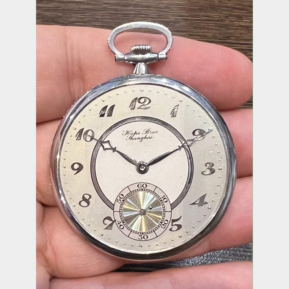 Hope Brothers Shanghai Platinum Pocket Watch 42mm 42.2g: Hope Brothers Shanghai Platinum Pocket Watch 42mm 42.2g The Hope Brothers Shanghai Platinum Pocket Watch is a distinguished timepiece weighing 42.2 grams with a 42mm case. Please note that the watch i