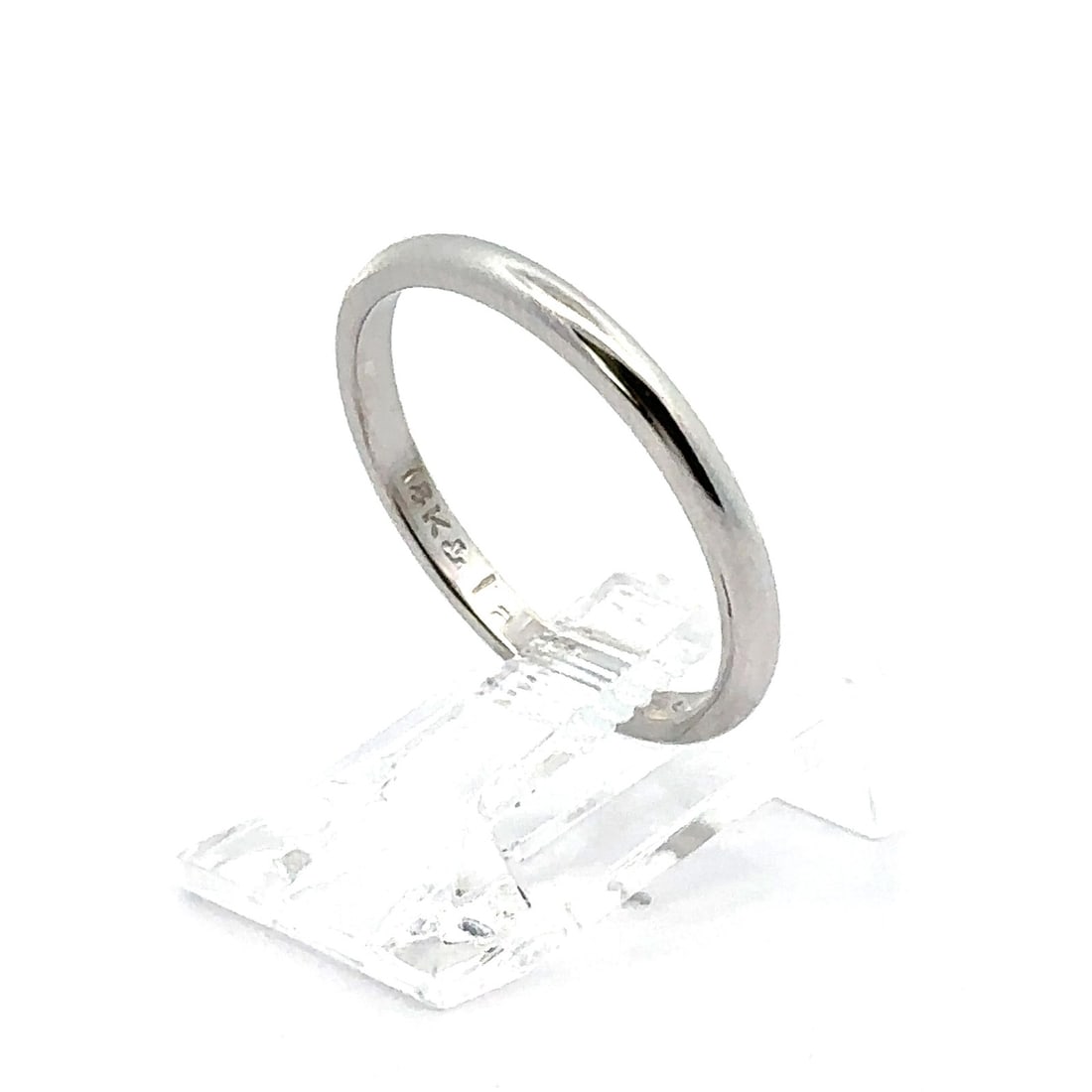 Vintage 18k White Gold Classic Stackable Band Ring 2.1mm Size 7.5: Vintage 18k White Gold Classic Stackable Band Ring 2.1mm Size 7.5 This vintage stackable band ring is crafted from solid 18k white gold, showcasing a sleek and classic design. With a width of 2.1mm