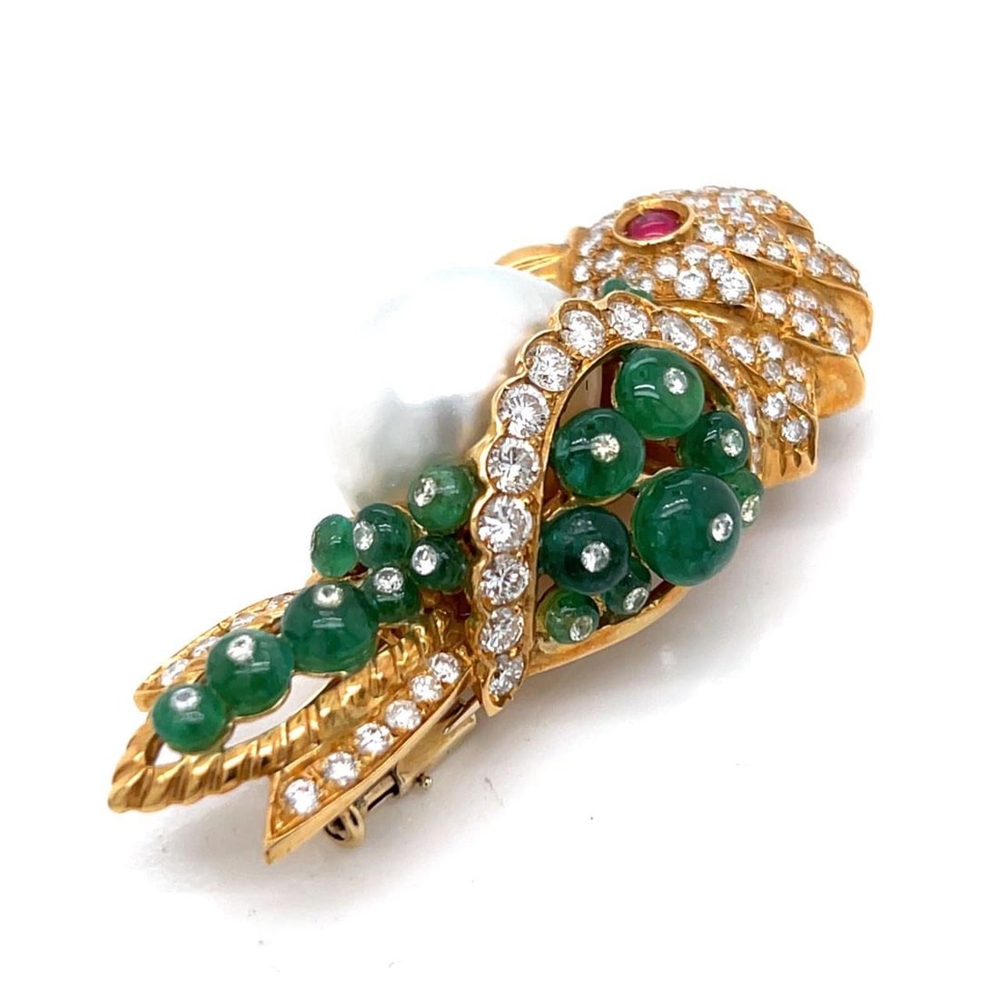 18K Yellow Gold Parrot Brooch with South Sea Pearl and Gemstones: 18K Yellow Gold Parrot Brooch with South Sea Pearl and Gemstones This exquisite parrot brooch is crafted from 18K yellow gold and features a stunning South Sea pearl, measuring 17.4 x 16.3mm. Adorned 