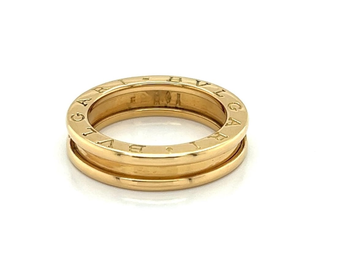 Bvlgari B.zero1 18k Yellow Gold Single Row Band Ring Size 51 5.5: Bvlgari B.zero1 18k Yellow Gold Single Row Band Ring Size 51 5.5 Authentic Bvlgari B.zero1 one band ring crafted in 18k yellow gold. This signed ring features the collection's iconic single-row design