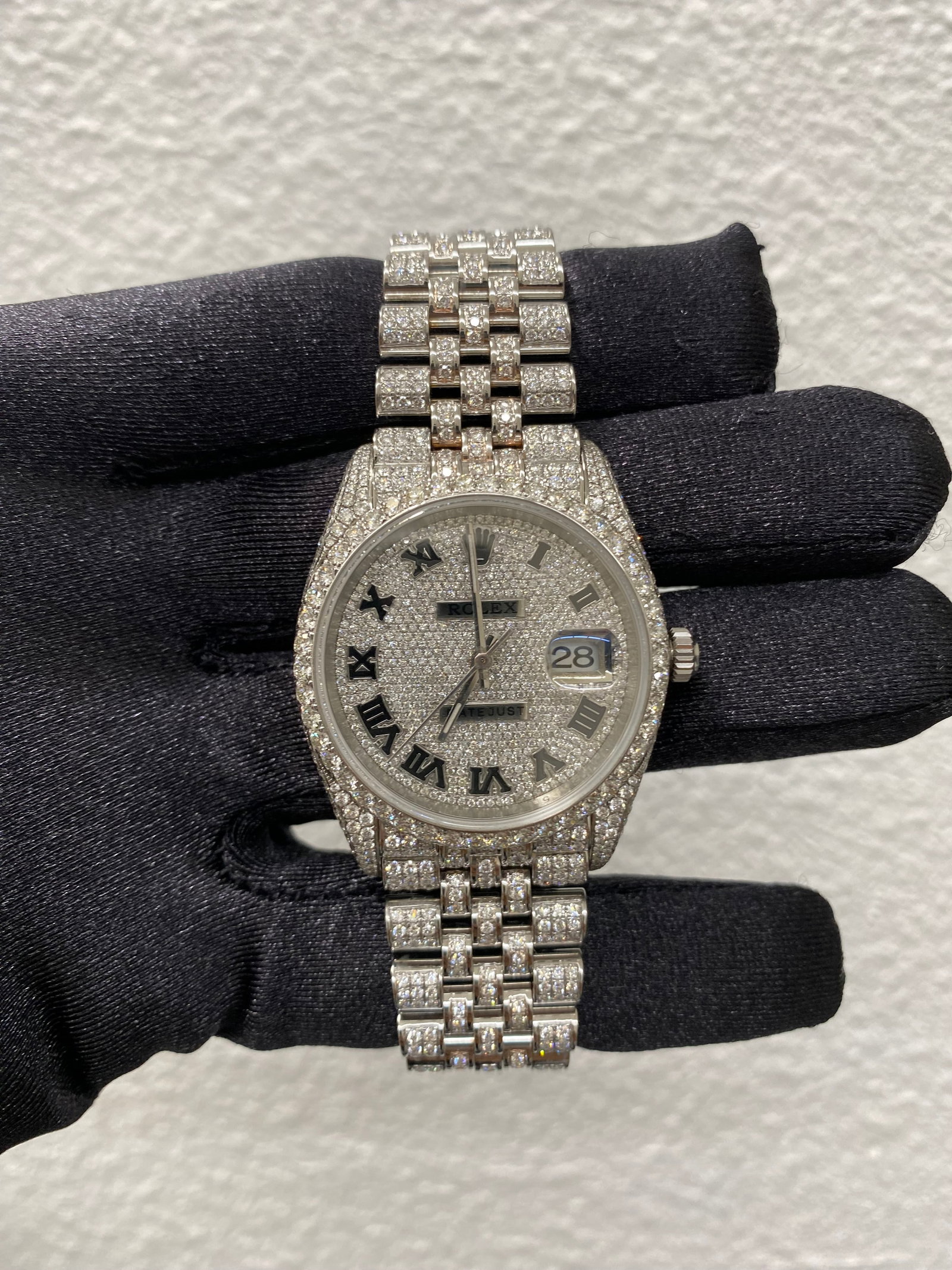 Mens Rolex Datejust 116200 Diamond Roman Dial Diamond Jubilee Bracelet: Mens Rolex Datejust 116200 Diamond Roman Dial Diamond Jubilee Bracelet This is a men's Rolex Datejust watch, reference 116200, featuring a diamond-set dial and diamond bezel. The watch is equipped wit