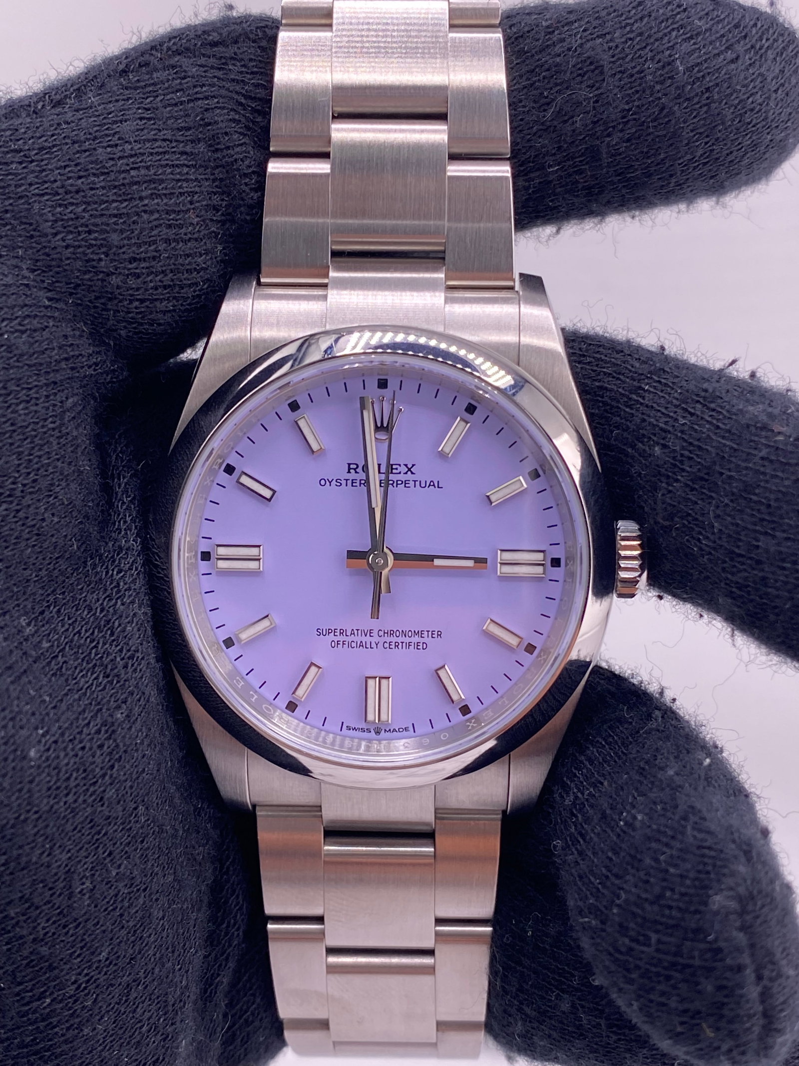 Rolex Oyster Perpetual 36 Lavender Dial Ref 126000 Oyster Bracelet: Rolex Oyster Perpetual 36 Lavender Dial Ref 126000 Oyster Bracelet This Rolex Oyster Perpetual 36 features a distinctive lavender dial and a smooth bezel, paired with the classic Oyster bracelet. The 