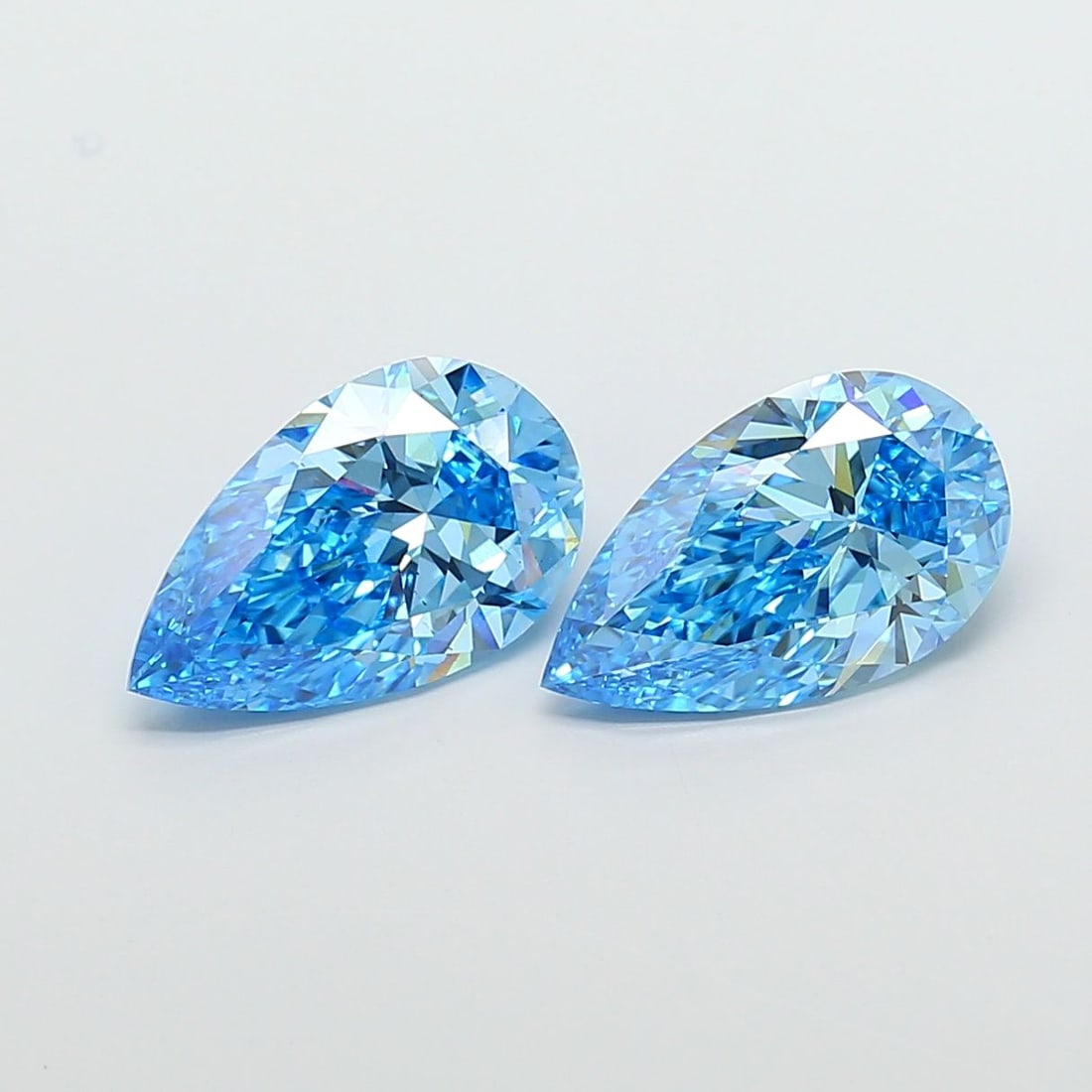 Loose Diamond - PEAR 4.08ct Fancy Vivid Blue VVS2: Loose Diamond - PEAR 4.08ct Fancy Vivid Blue VVS2 Source: This is a real non-mined Diamond that has been grown in a lab Shape: PEAR Carats: 4.08 Color: Fancy Vivid Blue Certification: IGI Video: