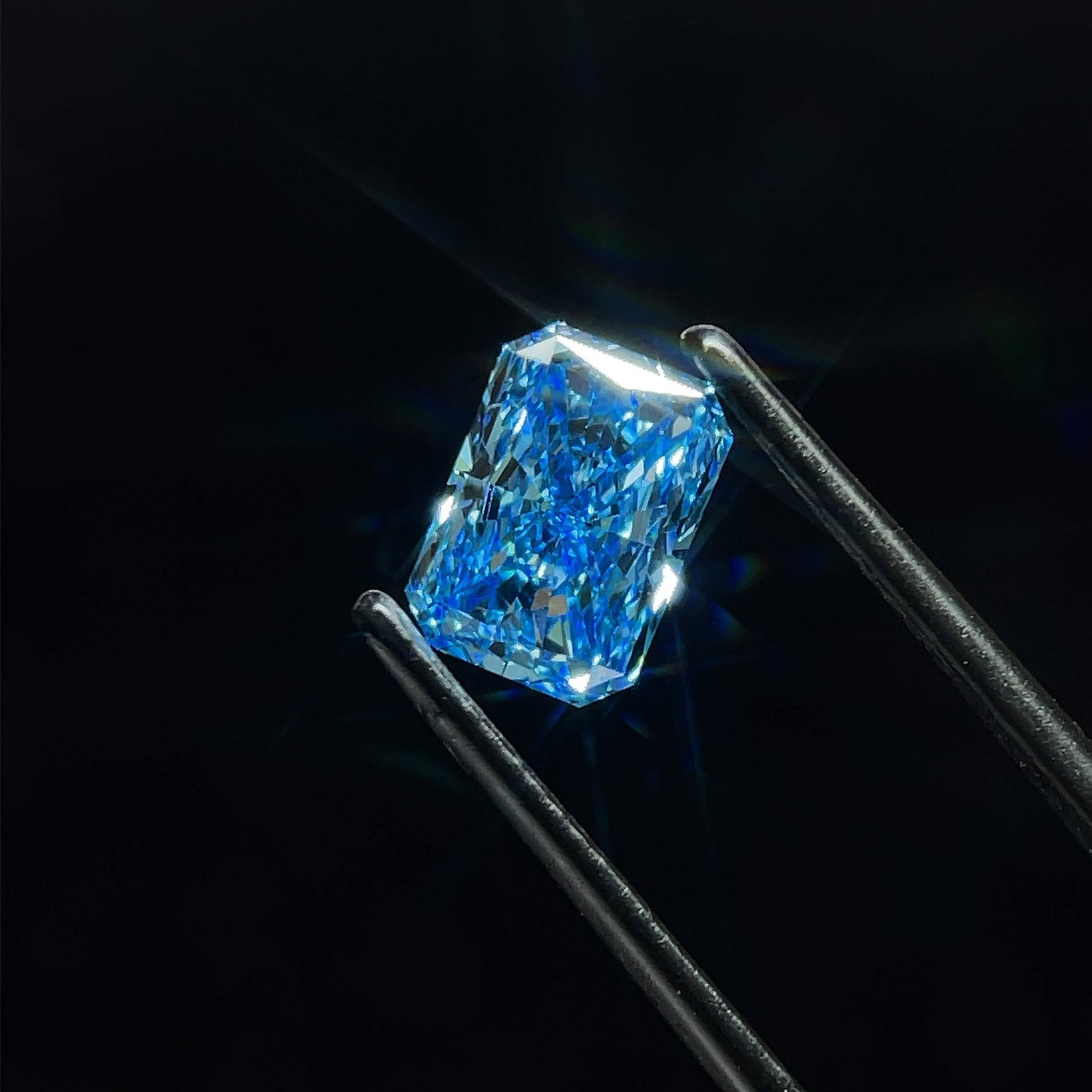 Loose Diamond - RADIANT 1.67ct Fancy Vivid Blue VS1: Loose Diamond - RADIANT 1.67ct Fancy Vivid Blue VS1 Source: This is a real non-mined Diamond that has been grown in a lab Shape: RADIANT Carats: 1.67 Color: Fancy Vivid Blue Certification: IGI Video: