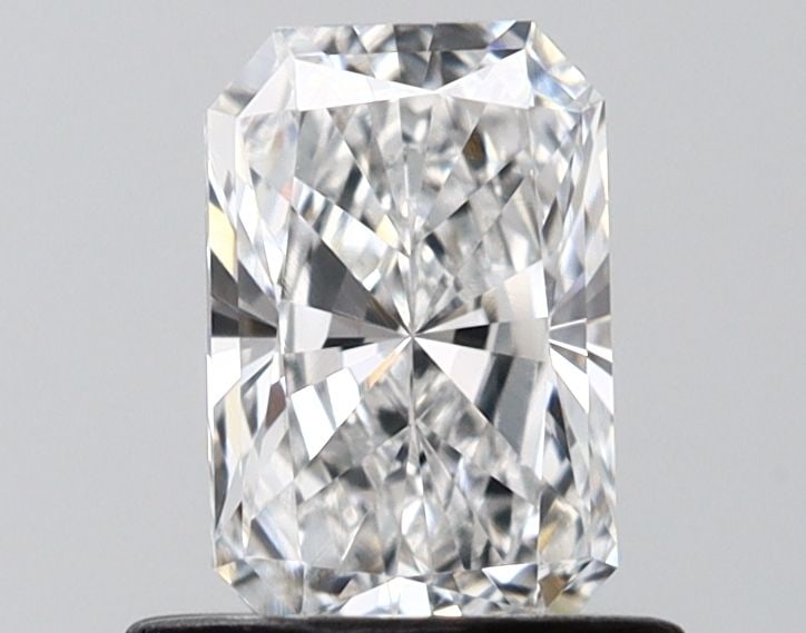 Loose Diamond - RADIANT 0.72ct D VVS2: Loose Diamond - RADIANT 0.72ct D VVS2 Source: This is a real non-mined Diamond that has been grown in a lab Shape: RADIANT Carats: 0.72 Color: D Clarity: VVS2 Certification: IGI Video: Video Link The