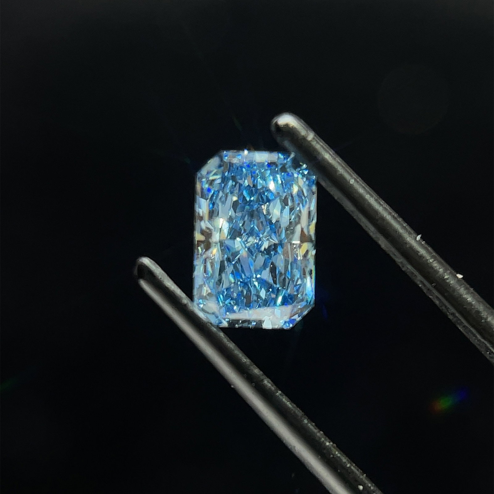 Loose Diamond - RADIANT 1.1ct Fancy Vivid Blue VS2: Loose Diamond - RADIANT 1.1ct Fancy Vivid Blue VS2 Source: This is a real non-mined Diamond that has been grown in a lab Shape: RADIANT Carats: 1.1 Color: Fancy Vivid Blue Certification: IGI Video: