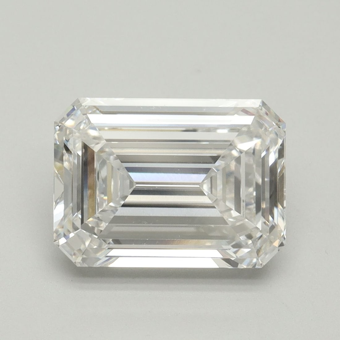 Loose Diamond - EMERALD 4.04ct D VS1: Loose Diamond - EMERALD 4.04ct D VS1 Source: This is a real non-mined Diamond that has been grown in a lab Shape: EMERALD Carats: 4.04 Color: D Clarity: VS1 Certification: IGI Video: