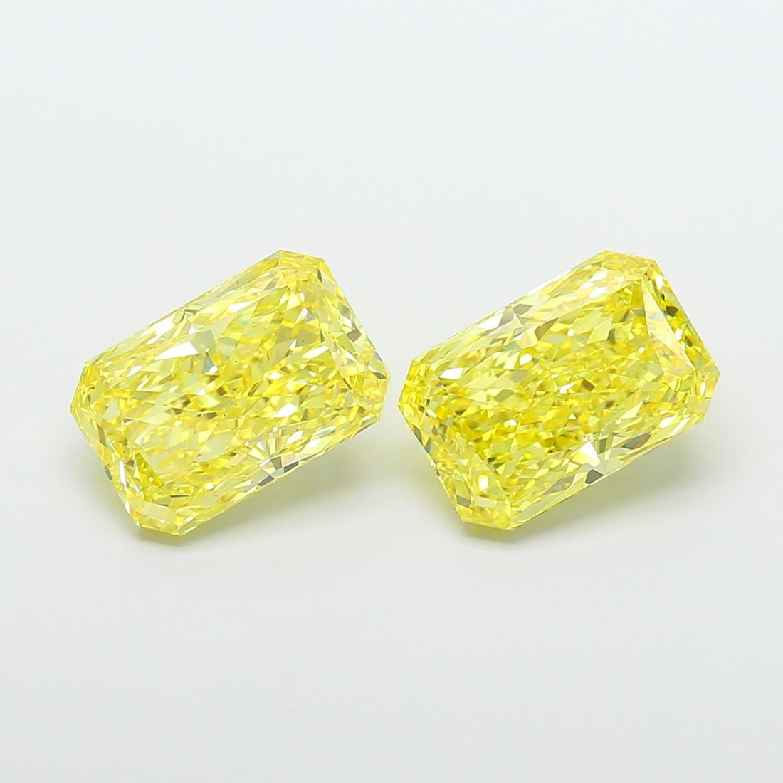 Loose Diamond - RADIANT 5.19ct Fancy Vivid Yellow VS2: Loose Diamond - RADIANT 5.19ct Fancy Vivid Yellow VS2 Source: This is a real non-mined Diamond that has been grown in a lab Shape: RADIANT Carats: 5.19 Color: Fancy Vivid Yellow Certification: IGI Vid