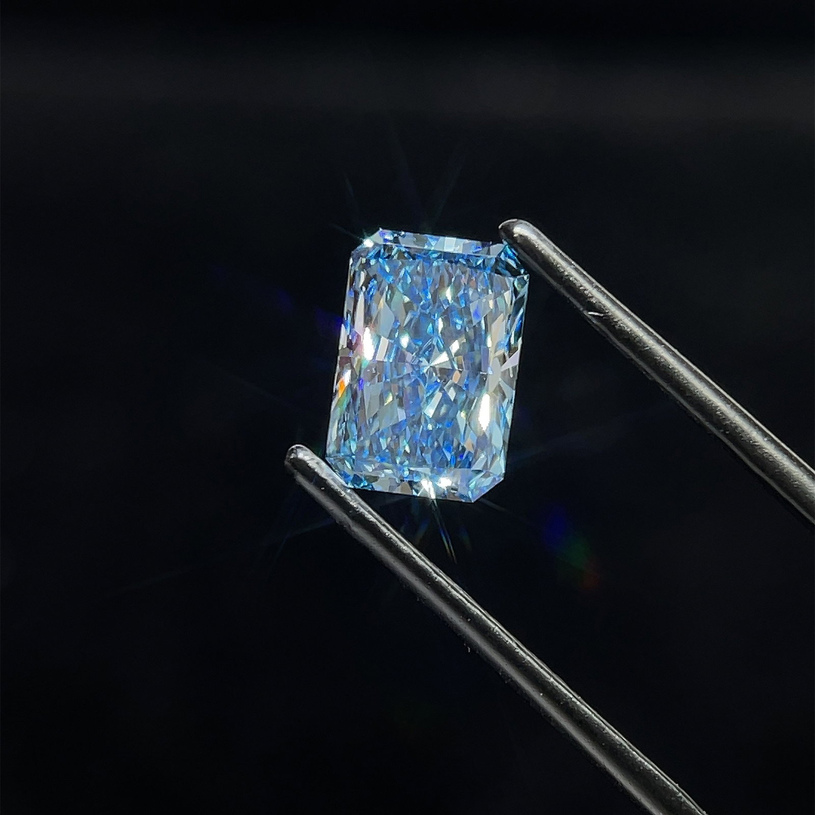 Loose Diamond - RADIANT 2.1ct Fancy Vivid Blue VS1: Loose Diamond - RADIANT 2.1ct Fancy Vivid Blue VS1 Source: This is a real non-mined Diamond that has been grown in a lab Shape: RADIANT Carats: 2.1 Color: Fancy Vivid Blue Certification: IGI Video:
