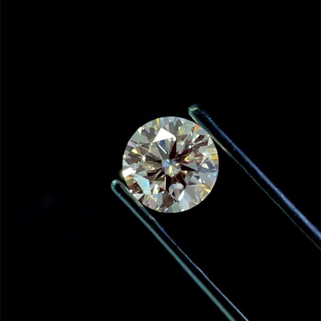 Ideal Loose Diamond - ROUND 1.5ct Fancy Pink VVS1: Ideal Loose Diamond - ROUND 1.5ct Fancy Pink VVS1 Source: This is a real non-mined Diamond that has been grown in a lab Shape: ROUND Carats: 1.5 Color: Fancy Pink Certification: IGI The Diamond Depot