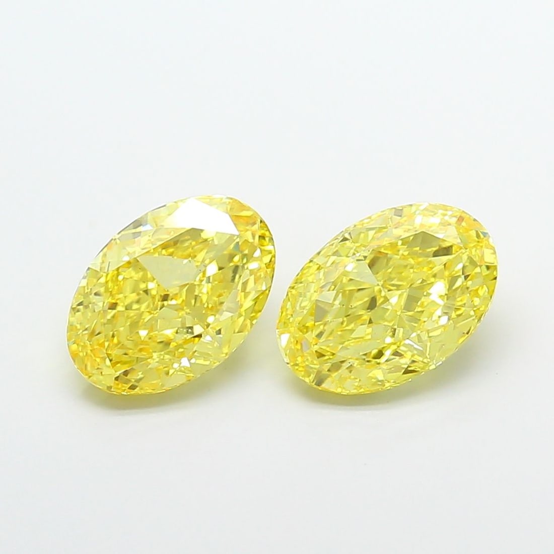 Loose Diamond - OVAL 4.06ct Fancy Vivid Yellow VS2: Loose Diamond - OVAL 4.06ct Fancy Vivid Yellow VS2 Source: This is a real non-mined Diamond that has been grown in a lab Shape: OVAL Carats: 4.06 Color: Fancy Vivid Yellow Certification: IGI Video: