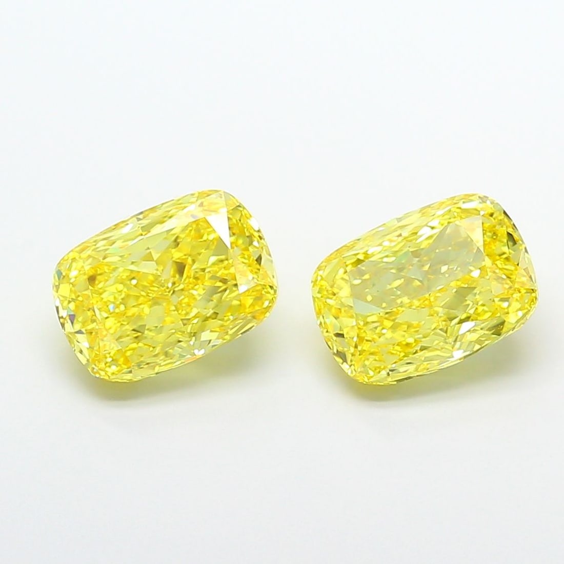 Loose Diamond - CUSHION MODIFIED 4.02ct Fancy Vivid Yellow VS1: Loose Diamond - CUSHION MODIFIED 4.02ct Fancy Vivid Yellow VS1 Source: This is a real non-mined Diamond that has been grown in a lab Shape: CUSHION MODIFIED Carats: 4.02 Color: Fancy Vivid Yellow