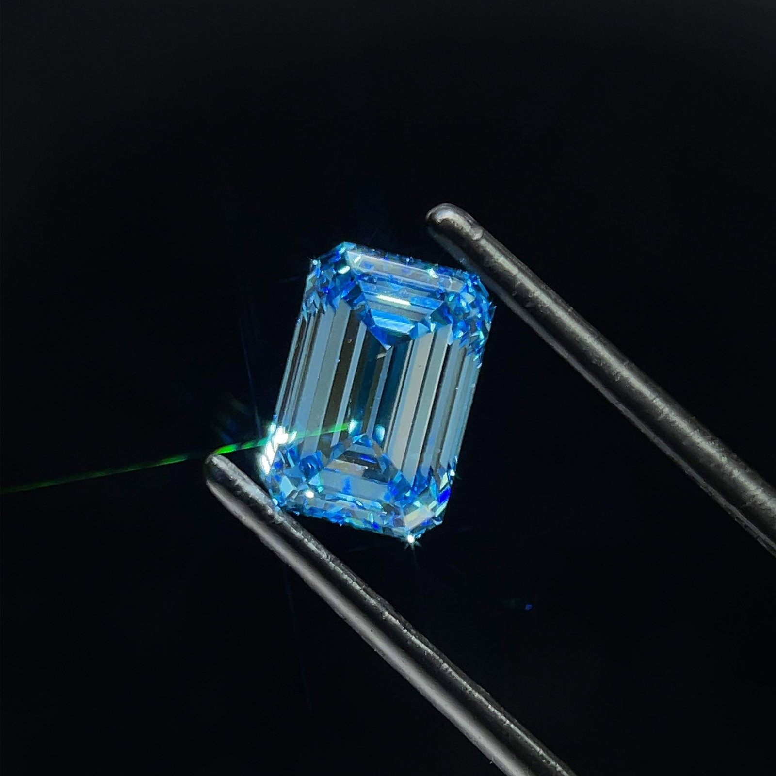 Loose Diamond - EMERALD 2.09ct Fancy Vivid Blue VS1: Loose Diamond - EMERALD 2.09ct Fancy Vivid Blue VS1 Source: This is a real non-mined Diamond that has been grown in a lab Shape: EMERALD Carats: 2.09 Color: Fancy Vivid Blue Certification: IGI Video: