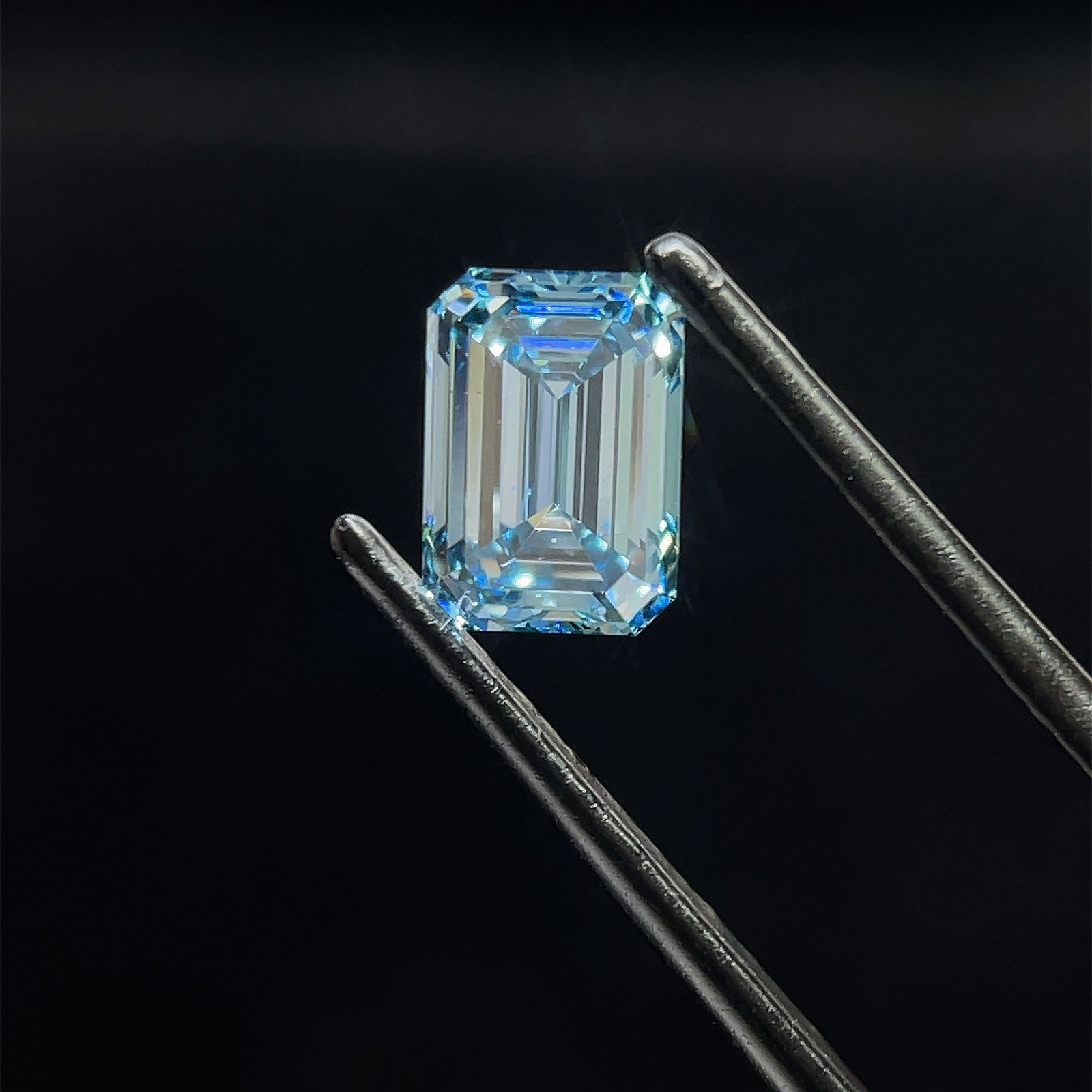 Loose Diamond - EMERALD 1.57ct Blue VS2: Loose Diamond - EMERALD 1.57ct Blue VS2 Source: This is a real non-mined Diamond that has been grown in a lab Shape: EMERALD Carats: 1.57 Color: Blue Certification: NONE The Diamond Depot Guarantee: A