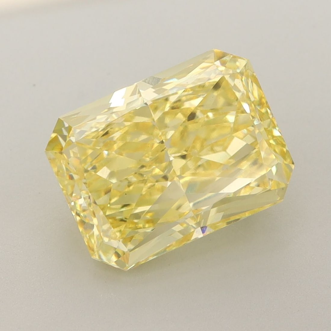 Loose Diamond - RADIANT 4.55ct Fancy Vivid Yellow VS1: Loose Diamond - RADIANT 4.55ct Fancy Vivid Yellow VS1 Source: This is a real non-mined Diamond that has been grown in a lab Shape: RADIANT Carats: 4.55 Color: Fancy Vivid Yellow Certification: IGI Vid