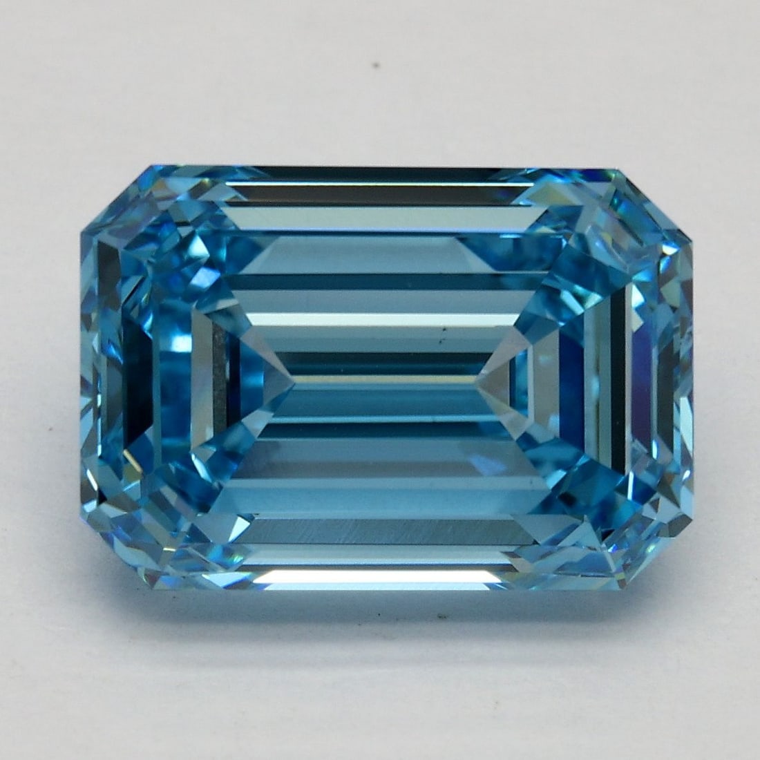 Loose Diamond - EMERALD 5.23ct Fancy Vivid Blue VS2: Loose Diamond - EMERALD 5.23ct Fancy Vivid Blue VS2 Source: This is a real non-mined Diamond that has been grown in a lab Shape: EMERALD Carats: 5.23 Color: Fancy Vivid Blue Certification: IGI Video: