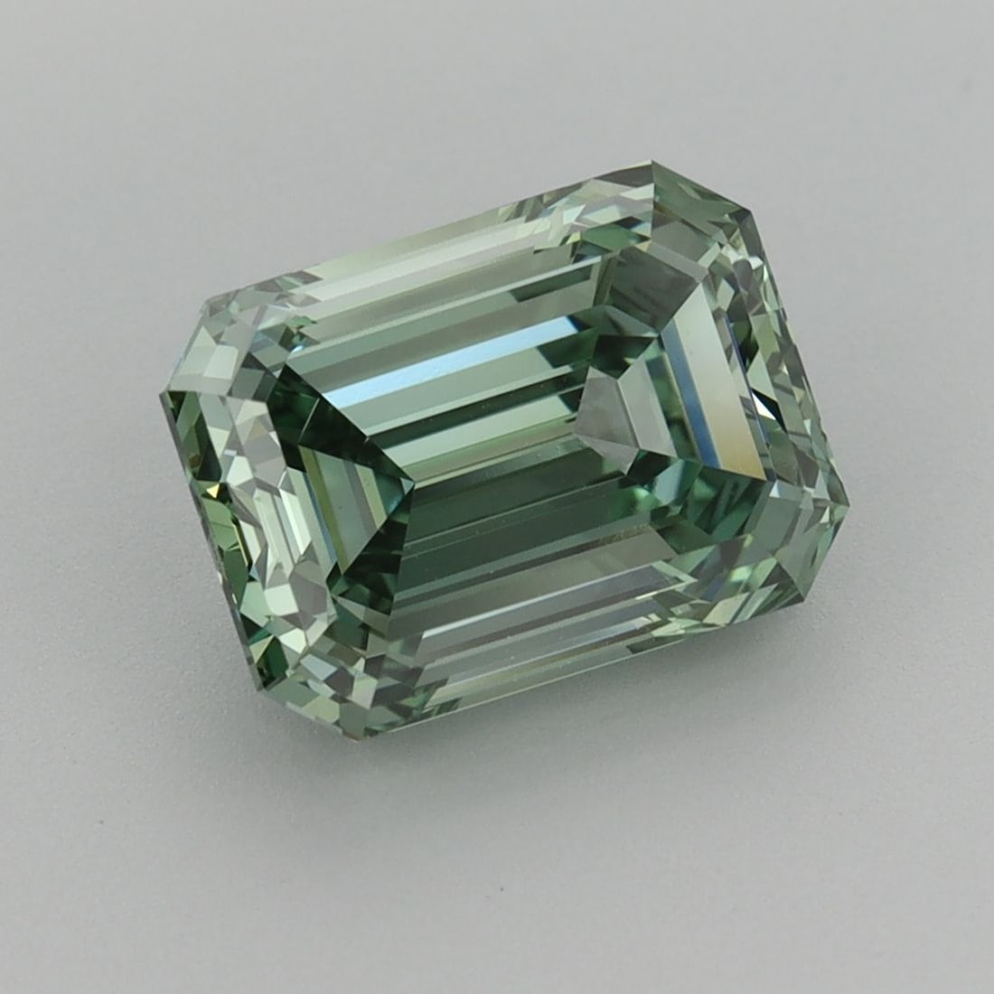 Loose Diamond - EMERALD 3.07ct Fancy Vivid Green VVS2: Loose Diamond - EMERALD 3.07ct Fancy Vivid Green VVS2 Source: This is a real non-mined Diamond that has been grown in a lab Shape: EMERALD Carats: 3.07 Color: Fancy Vivid Green Certification: IGI The 