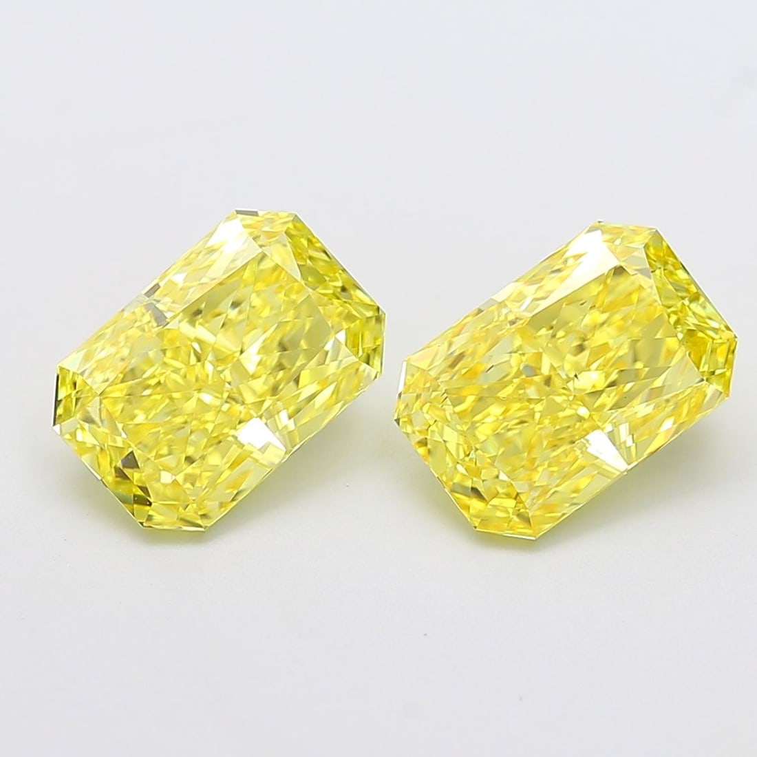 Loose Diamond - RADIANT 3.14ct Fancy Vivid Yellow VS2: Loose Diamond - RADIANT 3.14ct Fancy Vivid Yellow VS2 Source: This is a real non-mined Diamond that has been grown in a lab Shape: RADIANT Carats: 3.14 Color: Fancy Vivid Yellow Certification: IGI Vid