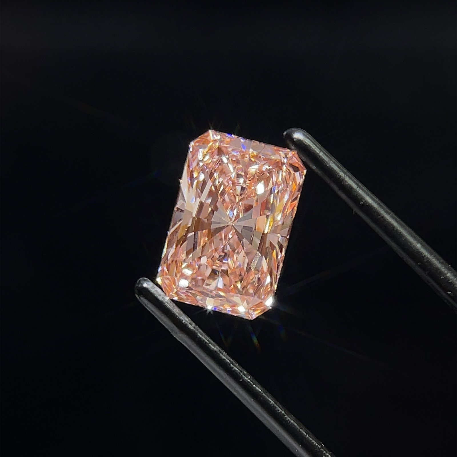 Loose Diamond - RADIANT 2.09ct Fancy Intense Pink VS2: Loose Diamond - RADIANT 2.09ct Fancy Intense Pink VS2 Source: This is a real non-mined Diamond that has been grown in a lab Shape: RADIANT Carats: 2.09 Color: Fancy Intense Pink Certification: IGI Vid