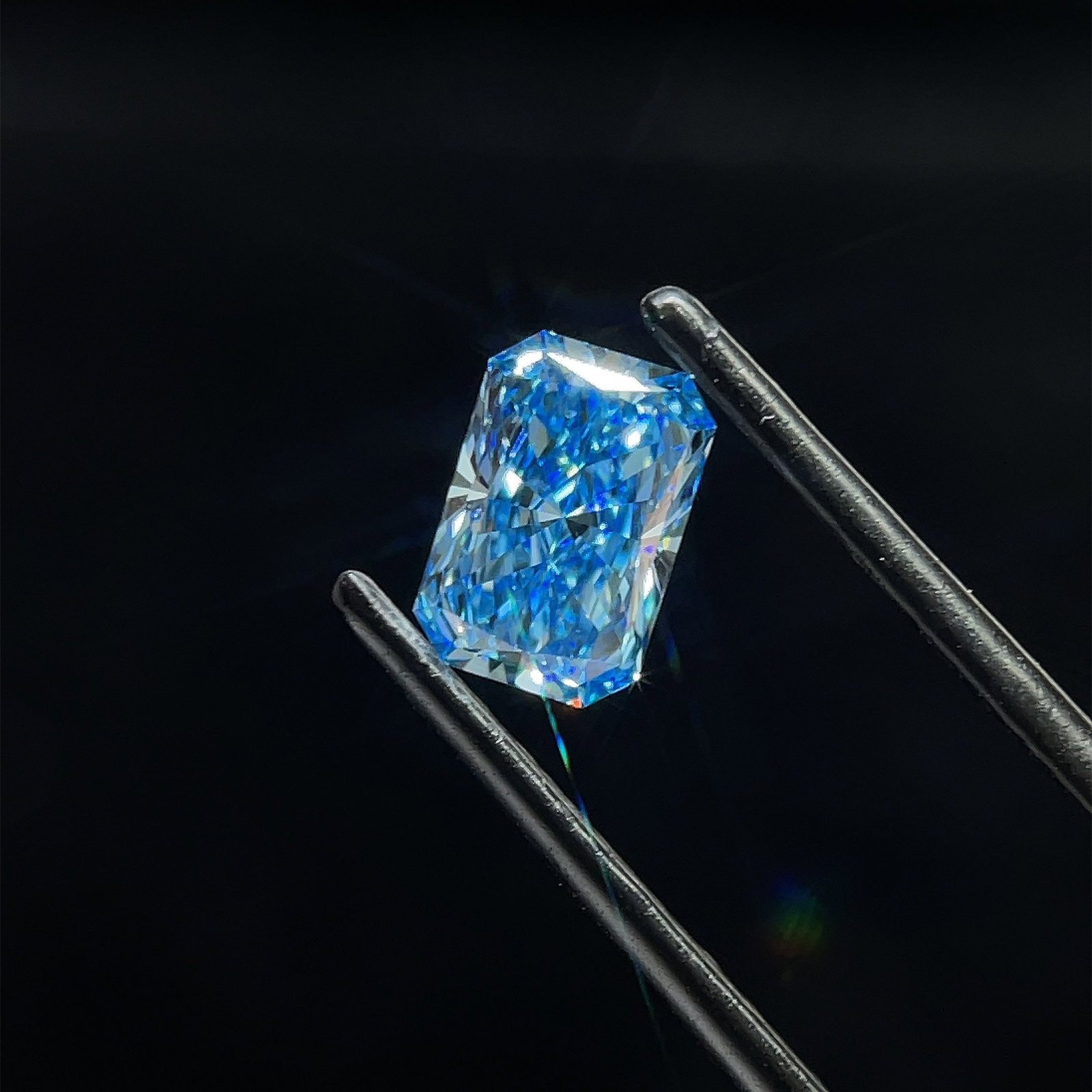 Loose Diamond - RADIANT 1.18ct Fancy Vivid Blue VS1: Loose Diamond - RADIANT 1.18ct Fancy Vivid Blue VS1 Source: This is a real non-mined Diamond that has been grown in a lab Shape: RADIANT Carats: 1.18 Color: Fancy Vivid Blue Certification: IGI Video: