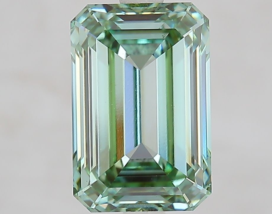 Loose Diamond - EMERALD 3.51ct Fancy Vivid Green VS1: Loose Diamond - EMERALD 3.51ct Fancy Vivid Green VS1 Source: This is a real non-mined Diamond that has been grown in a lab Shape: EMERALD Carats: 3.51 Color: Fancy Vivid Green Certification: IGI Video