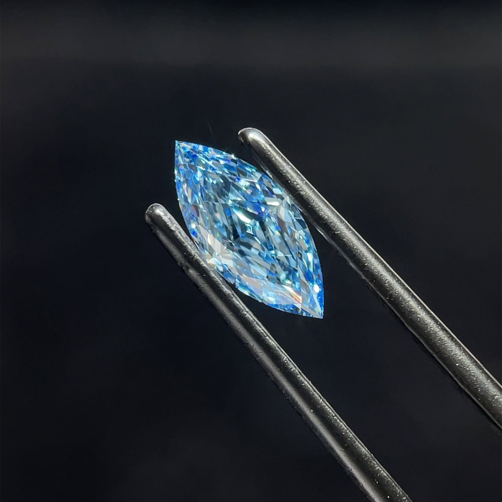 Loose Diamond - MARQUISE 1.03ct Fancy Vivid Blue VS1: Loose Diamond - MARQUISE 1.03ct Fancy Vivid Blue VS1 Source: This is a real non-mined Diamond that has been grown in a lab Shape: MARQUISE Carats: 1.03 Color: Fancy Vivid Blue Certification: IGI Video