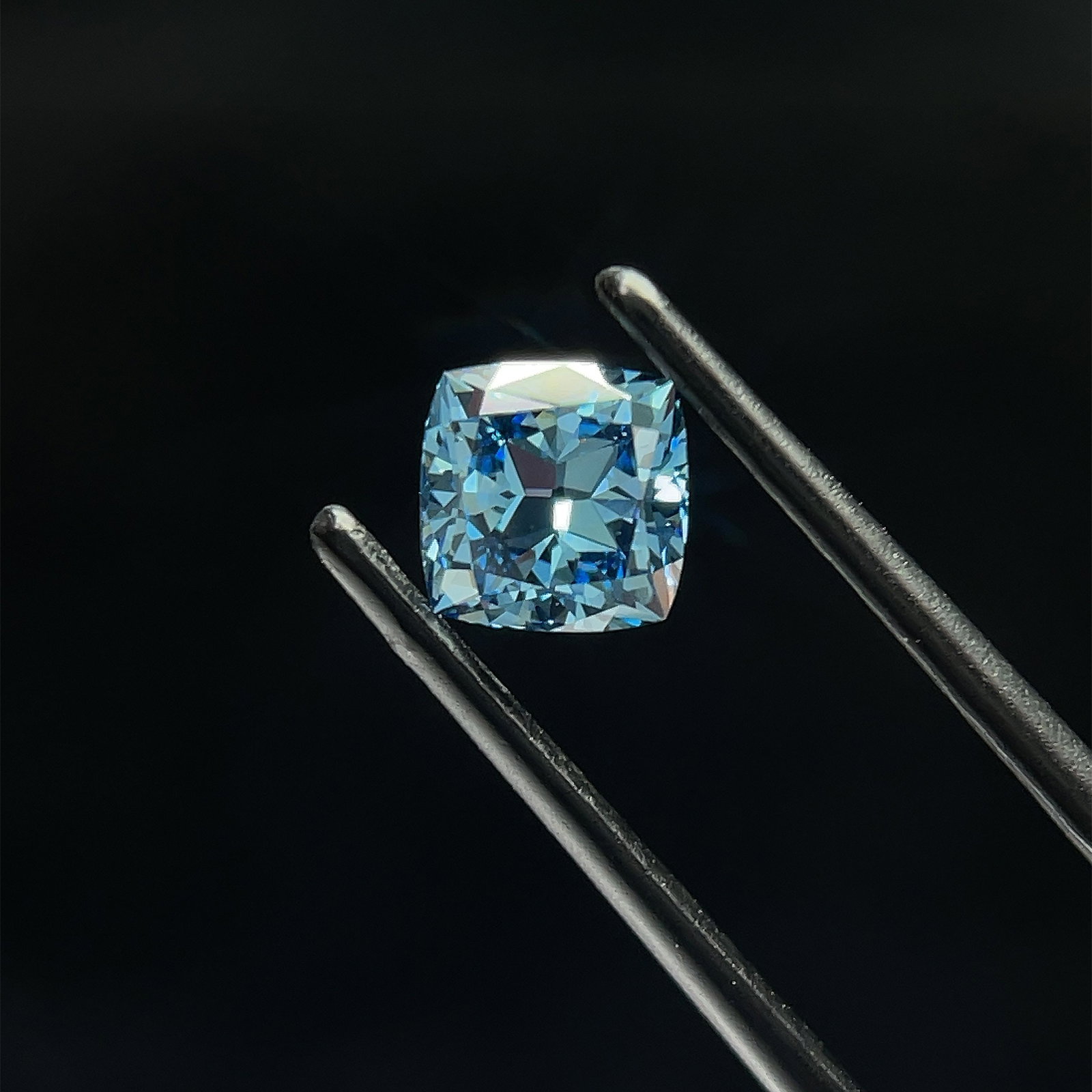 Loose Diamond - CUSHION BRILLIANT 1.03ct Blue VS1: Loose Diamond - CUSHION BRILLIANT 1.03ct Blue VS1 Source: This is a real non-mined Diamond that has been grown in a lab Shape: CUSHION BRILLIANT Carats: 1.03 Color: Blue Certification: NONE The Diamon
