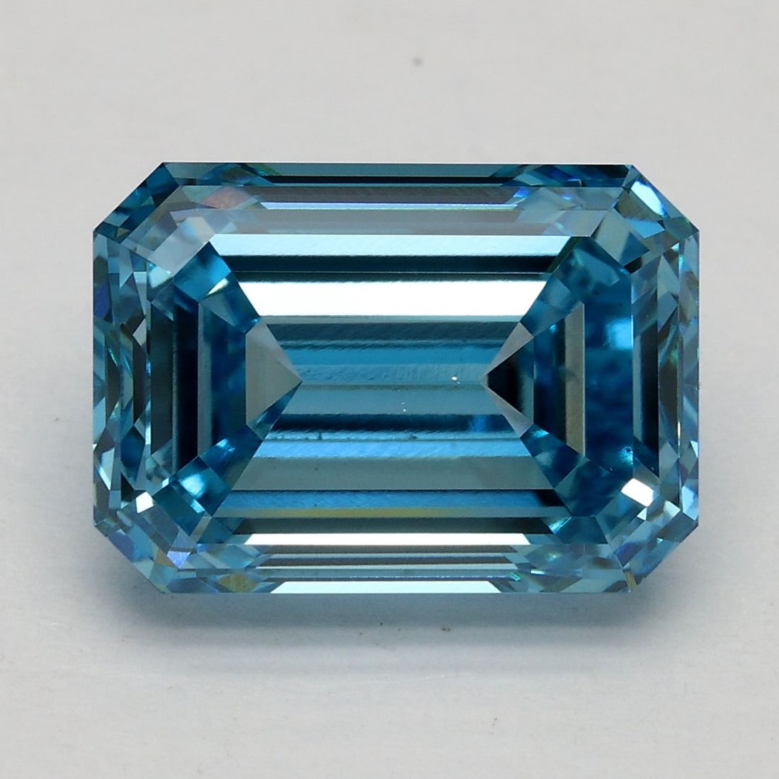 Loose Diamond - EMERALD 5.0ct Fancy Vivid Blue VS2: Loose Diamond - EMERALD 5.0ct Fancy Vivid Blue VS2 Source: This is a real non-mined Diamond that has been grown in a lab Shape: EMERALD Carats: 5.0 Color: Fancy Vivid Blue Certification: IGI Video: