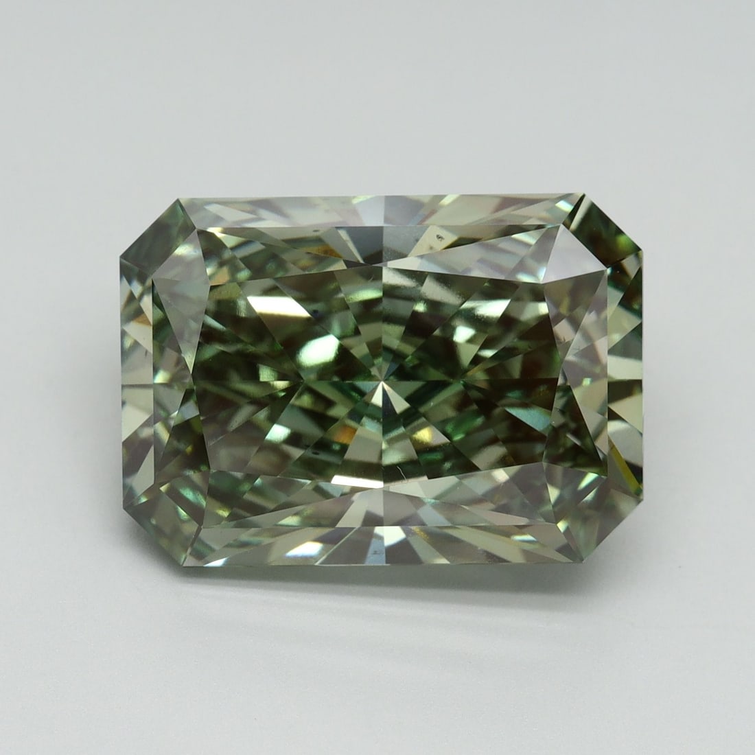 Loose Diamond - RADIANT 10.02ct Fancy Vivid Green VS2: Loose Diamond - RADIANT 10.02ct Fancy Vivid Green VS2 Source: This is a real non-mined Diamond that has been grown in a lab Shape: RADIANT Carats: 10.02 Color: Fancy Vivid Green Certification: IGI Vid