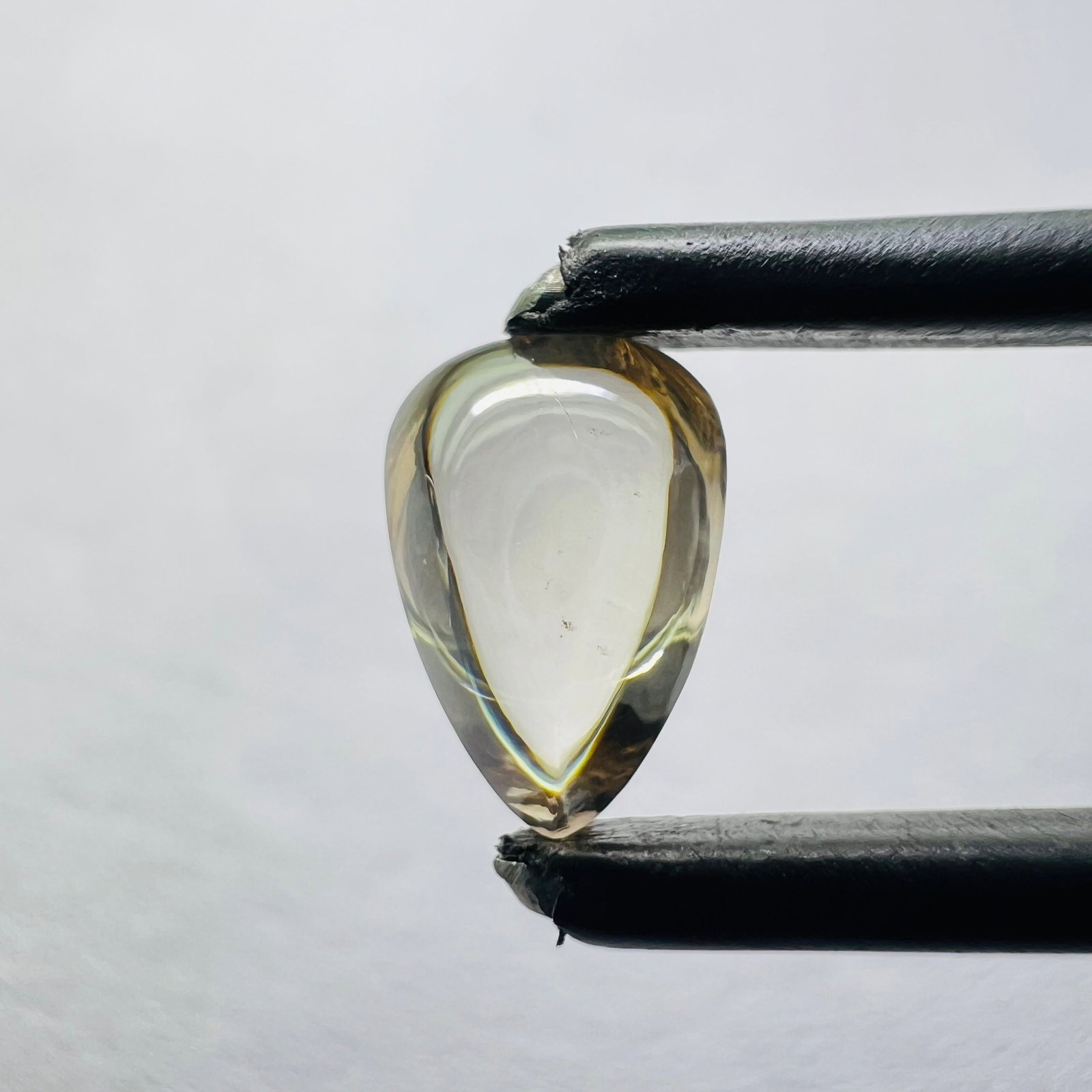 Loose Diamond - PEAR 0.78ct Brown VS2: Loose Diamond - PEAR 0.78ct Brown VS2 Source: This is a real non-mined Diamond that has been grown in a lab Shape: PEAR Carats: 0.78 Color: Brown Certification: NONE Video: