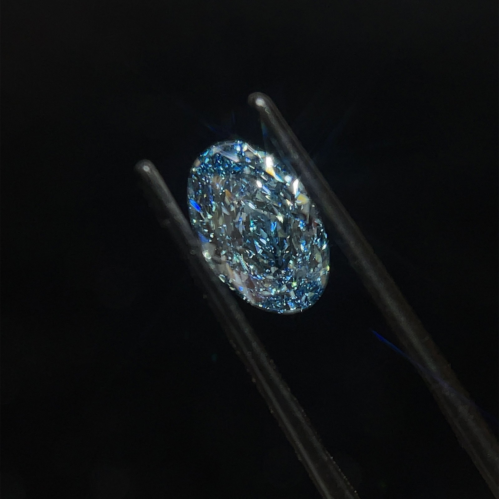 Loose Diamond - OVAL 1.89ct Fancy Vivid Blue VS1: Loose Diamond - OVAL 1.89ct Fancy Vivid Blue VS1 Source: This is a real non-mined Diamond that has been grown in a lab Shape: OVAL Carats: 1.89 Color: Fancy Vivid Blue Certification: IGI Video: