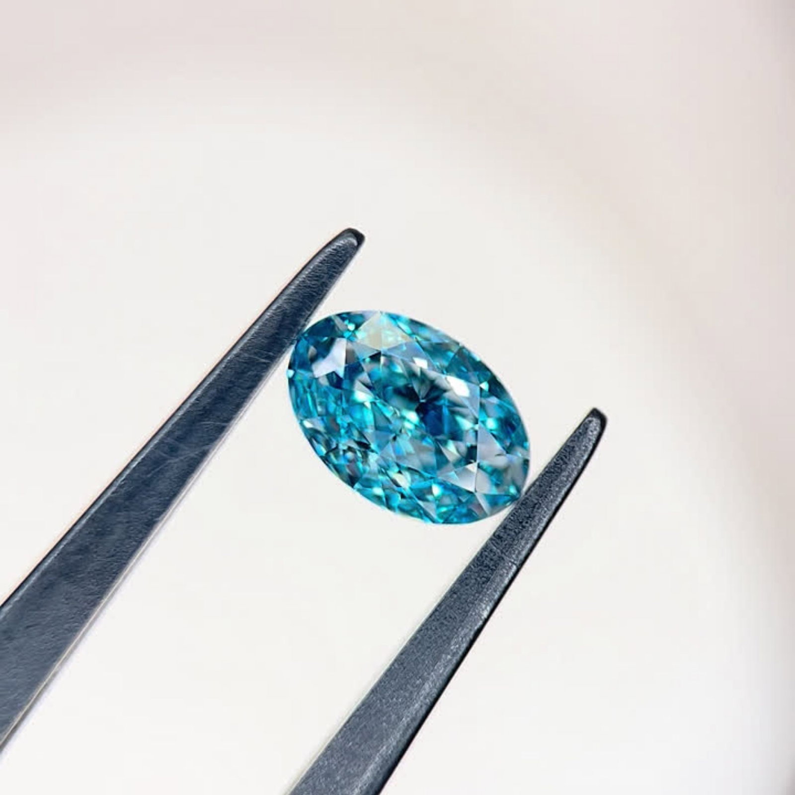 Loose Diamond - OVAL 1.48ct Fancy Vivid Blue VVS2: Loose Diamond - OVAL 1.48ct Fancy Vivid Blue VVS2 Source: This is a real non-mined Diamond that has been grown in a lab Shape: OVAL Carats: 1.48 Color: Fancy Vivid Blue Certification: IGI Video: